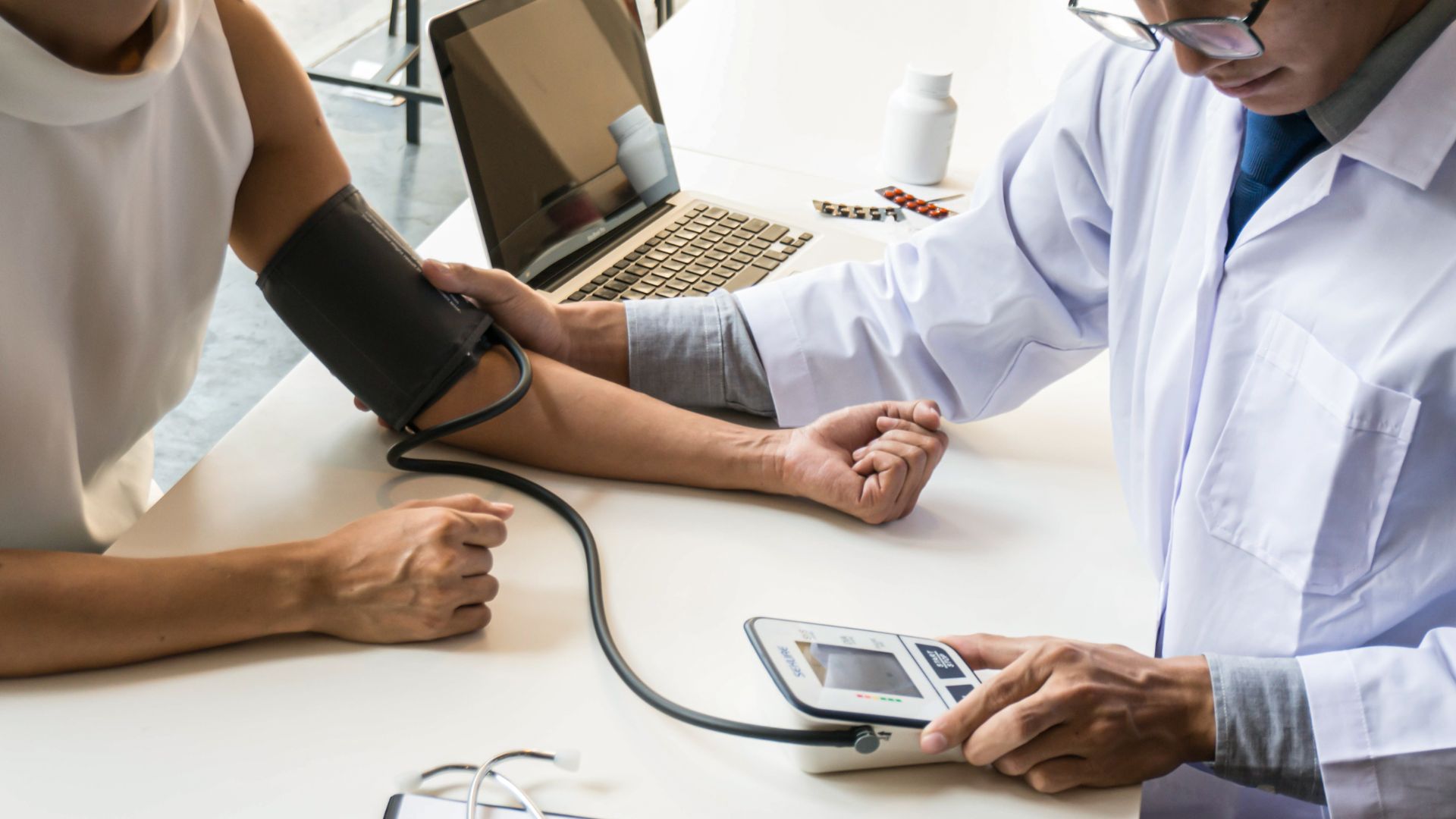 Tái khám định kỳ là việc làm cần thiết trong quá trình điều trị hạ canxi máu