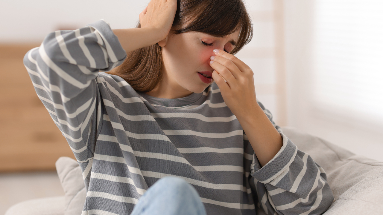 Khi bị nhiễm trùng xoang có thể cảm thấy đau, căng hoặc ù tai