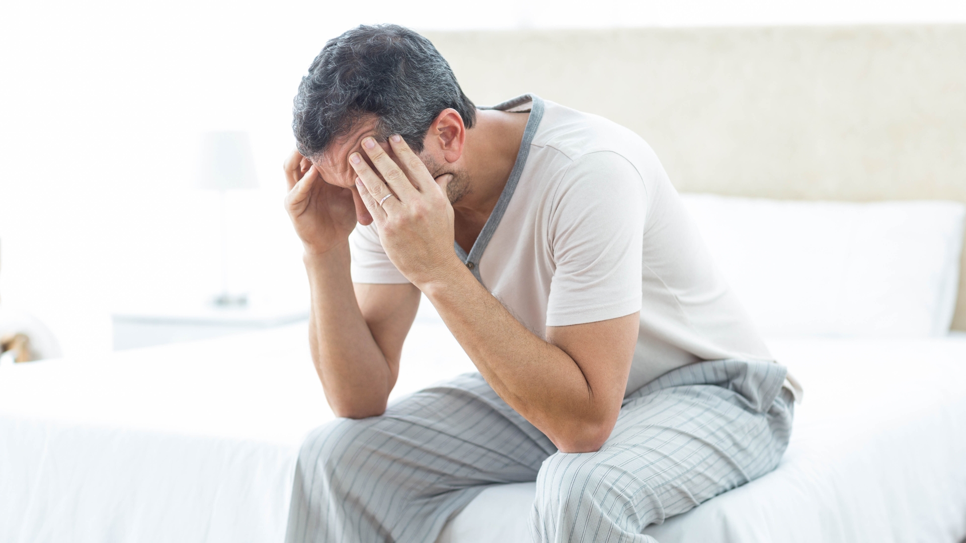 Người bị rối loạn lo âu thường không thể kiểm soát nỗi lo dù đã cố gắng, và cần sự hỗ trợ chuyên môn để cải thiện