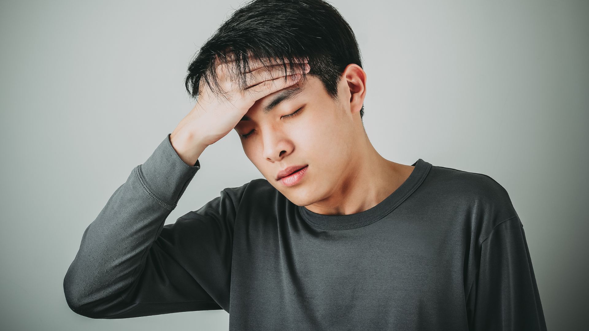 Các dấu hiệu ban đầu thường gặp khi mắc bệnh như đau đầu, sốt
