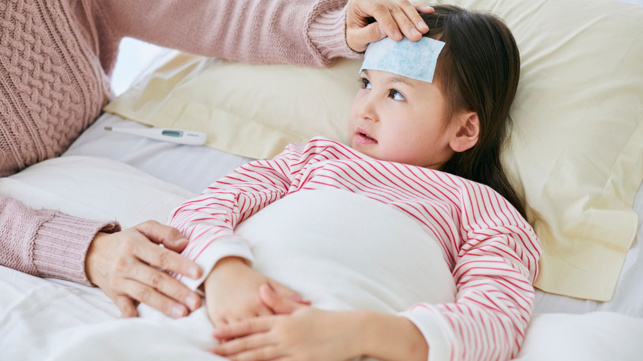 Trẻ bị sốt xuất huyết cần được theo dõi sát sao để tránh biến chứng nặng