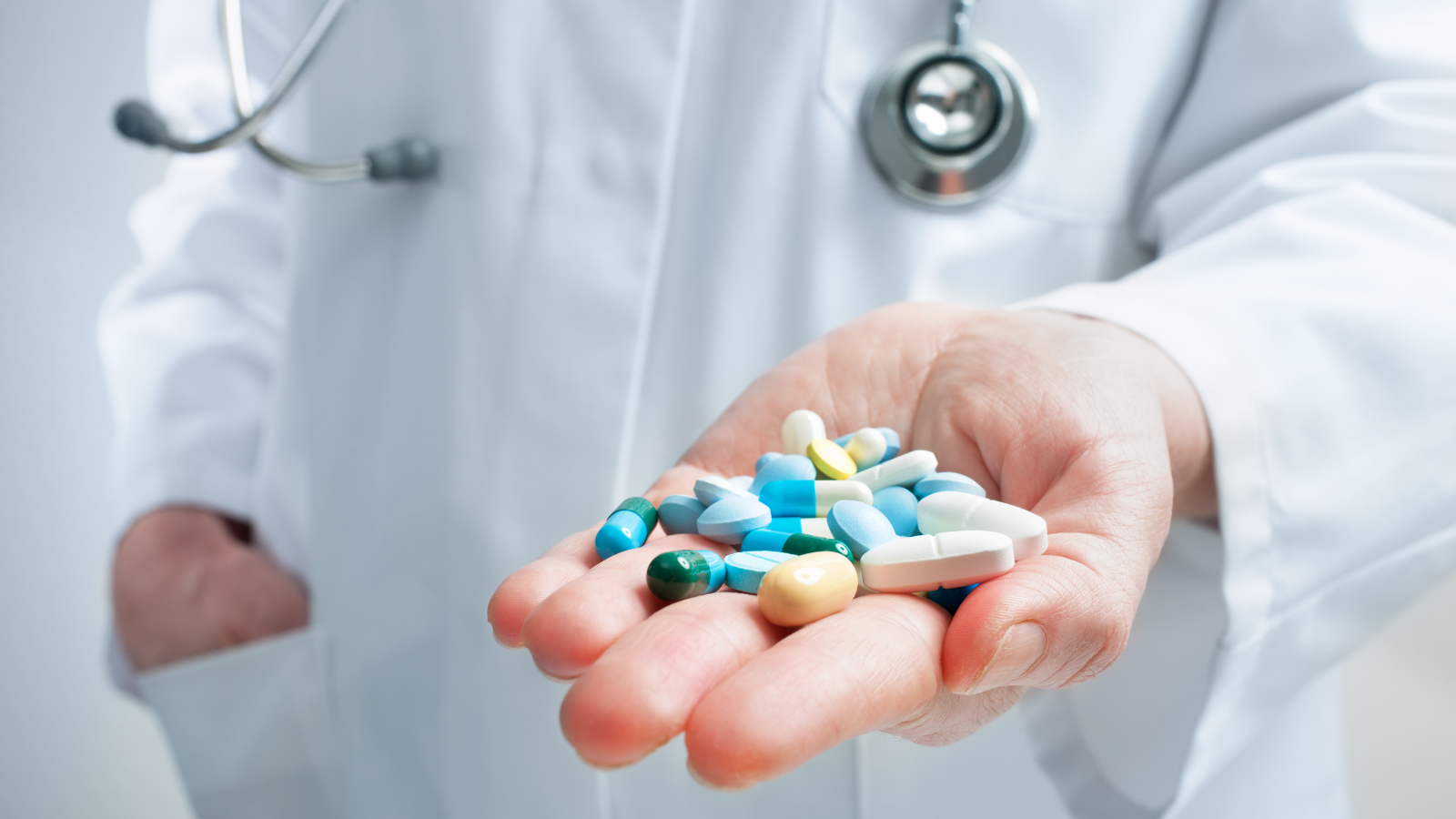 Thuốc giảm đau và kháng viêm có thể được sử dụng để kiểm soát triệu chứng của thoái hóa khớp gối