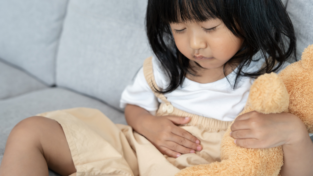 Một trong những triệu chứng trẻ bị tiêu chảy cấp do Rotavirus dễ nhận thấy là trẻ trở nên mệt mỏi, kém hoạt bát