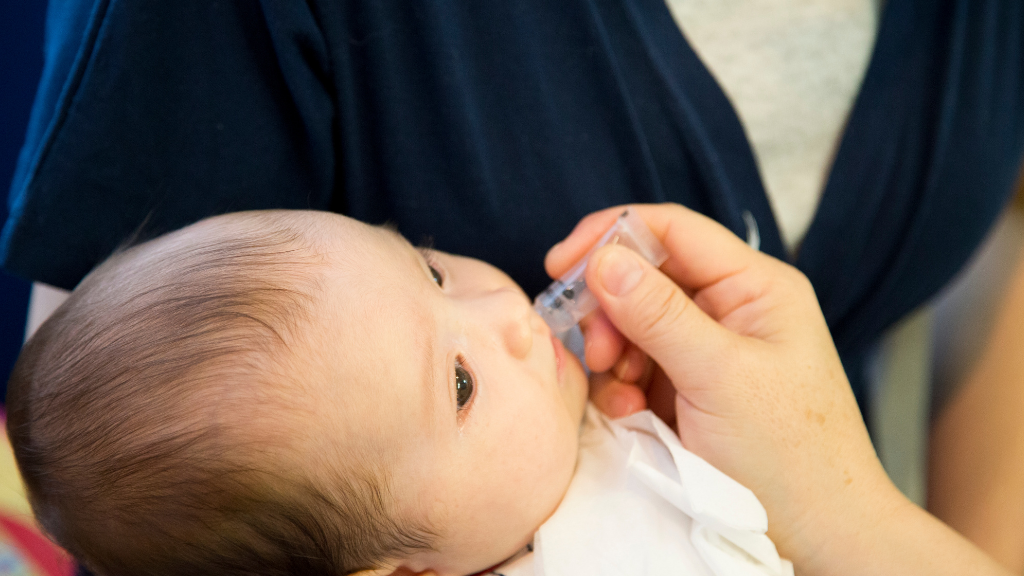 Vắc xin phòng tiêu chảy do Rotavirus được khuyến cáo uống từ khi trẻ khoảng 6 tuần tuổi