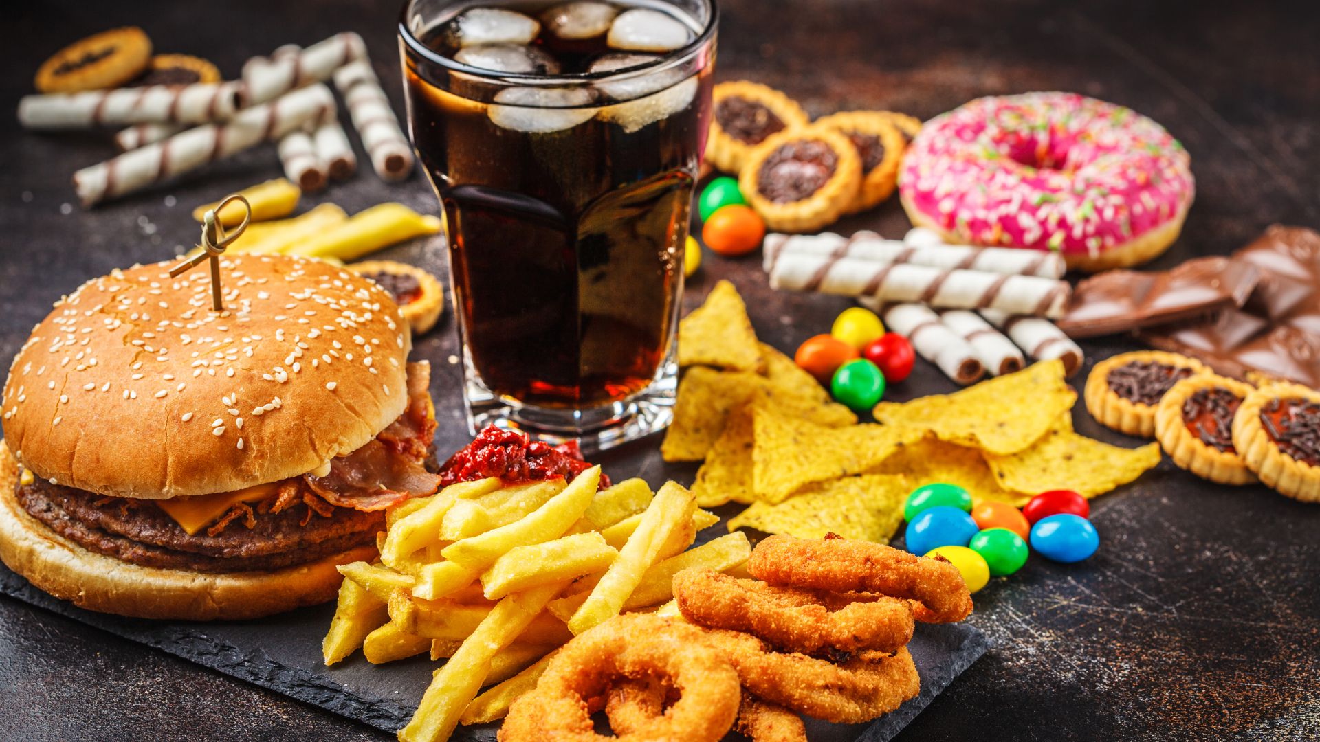 Chế độ ăn uống thiếu khoa học là nguyên nhân hàng đầu làm tăng mỡ máu