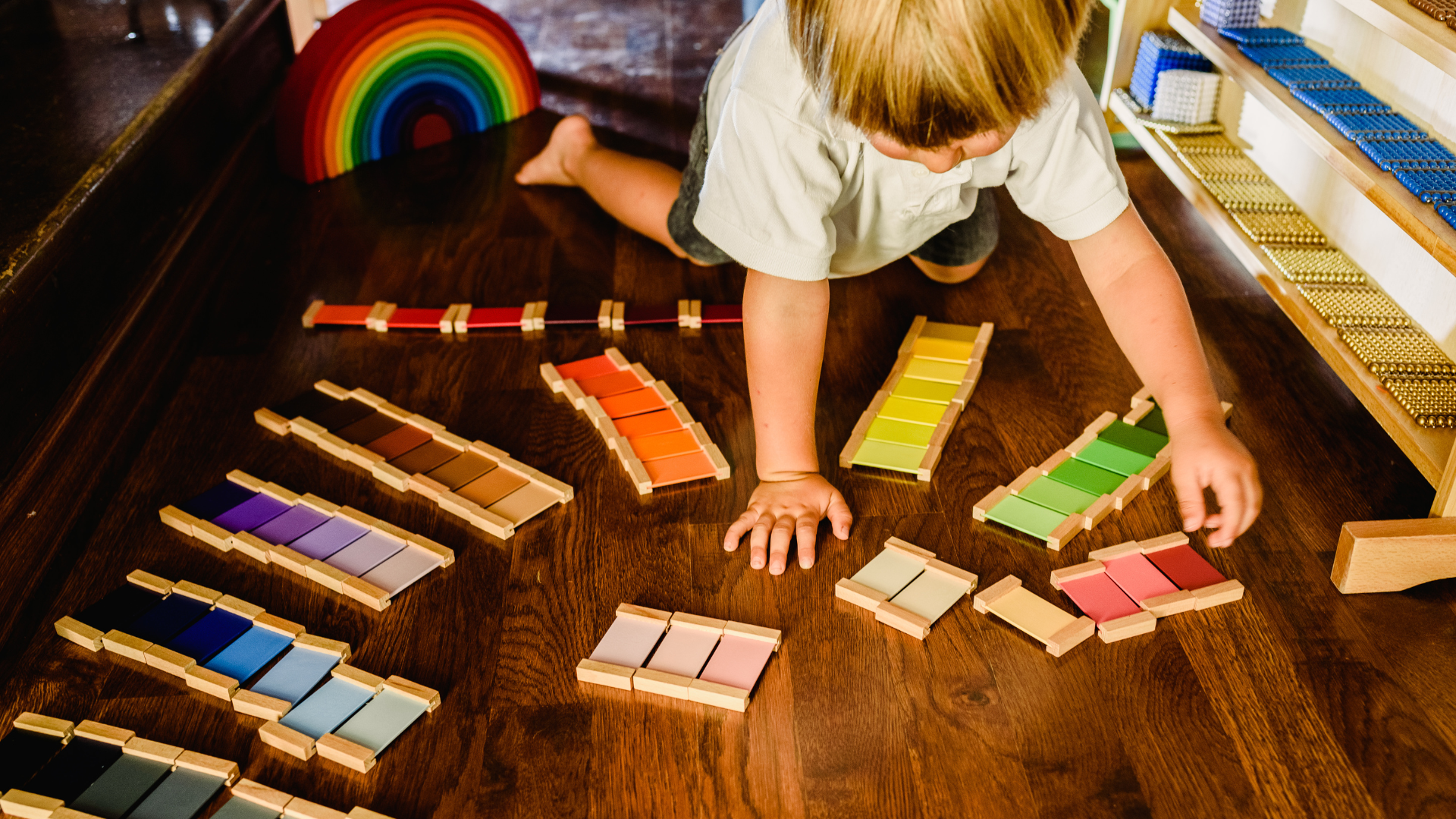 Trò chơi Montessori khuyến khích trẻ tự khám phá