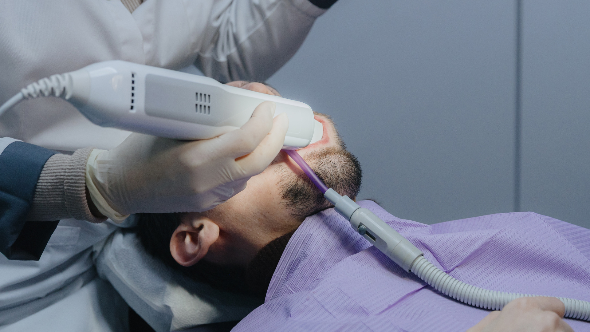 Trồng răng implant có đau không và thời gian hồi phục