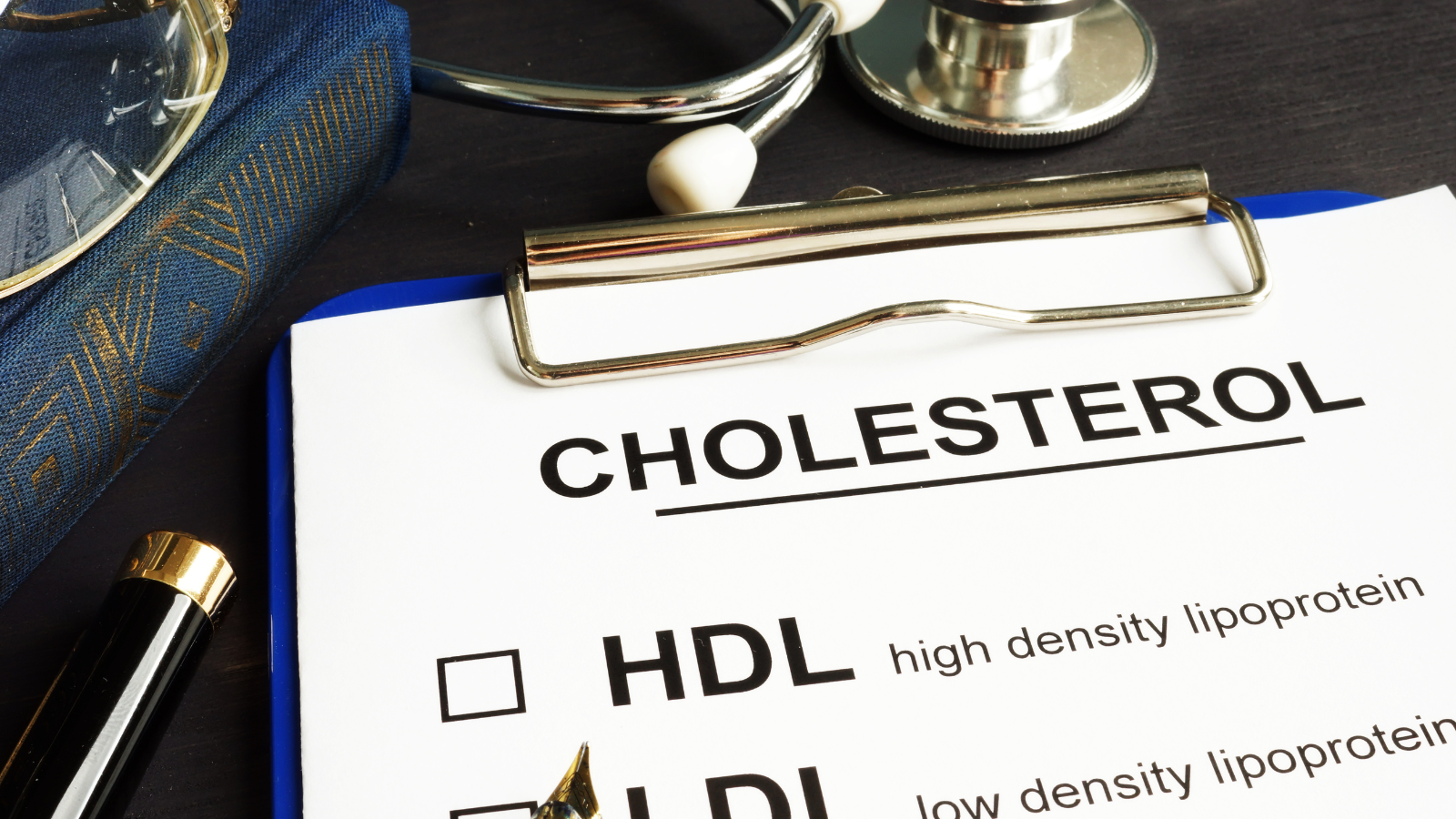 Trứng gà so chứa nhiều axit béo bão hòa và khoảng 220 mg&nbsp;cholesterol