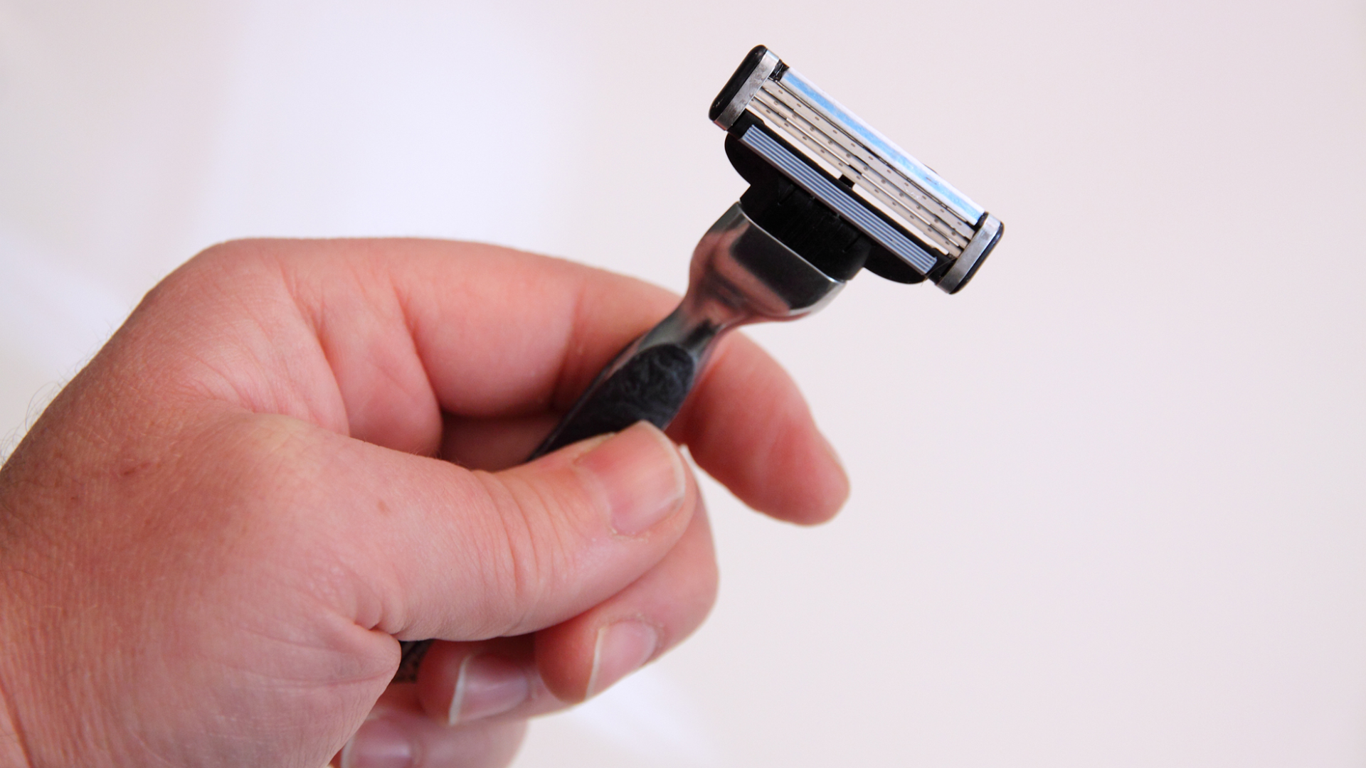 Tránh dùng chung dao cạo là một trong những cách đơn giản nhưng hiệu quả để phòng ngừa HIV