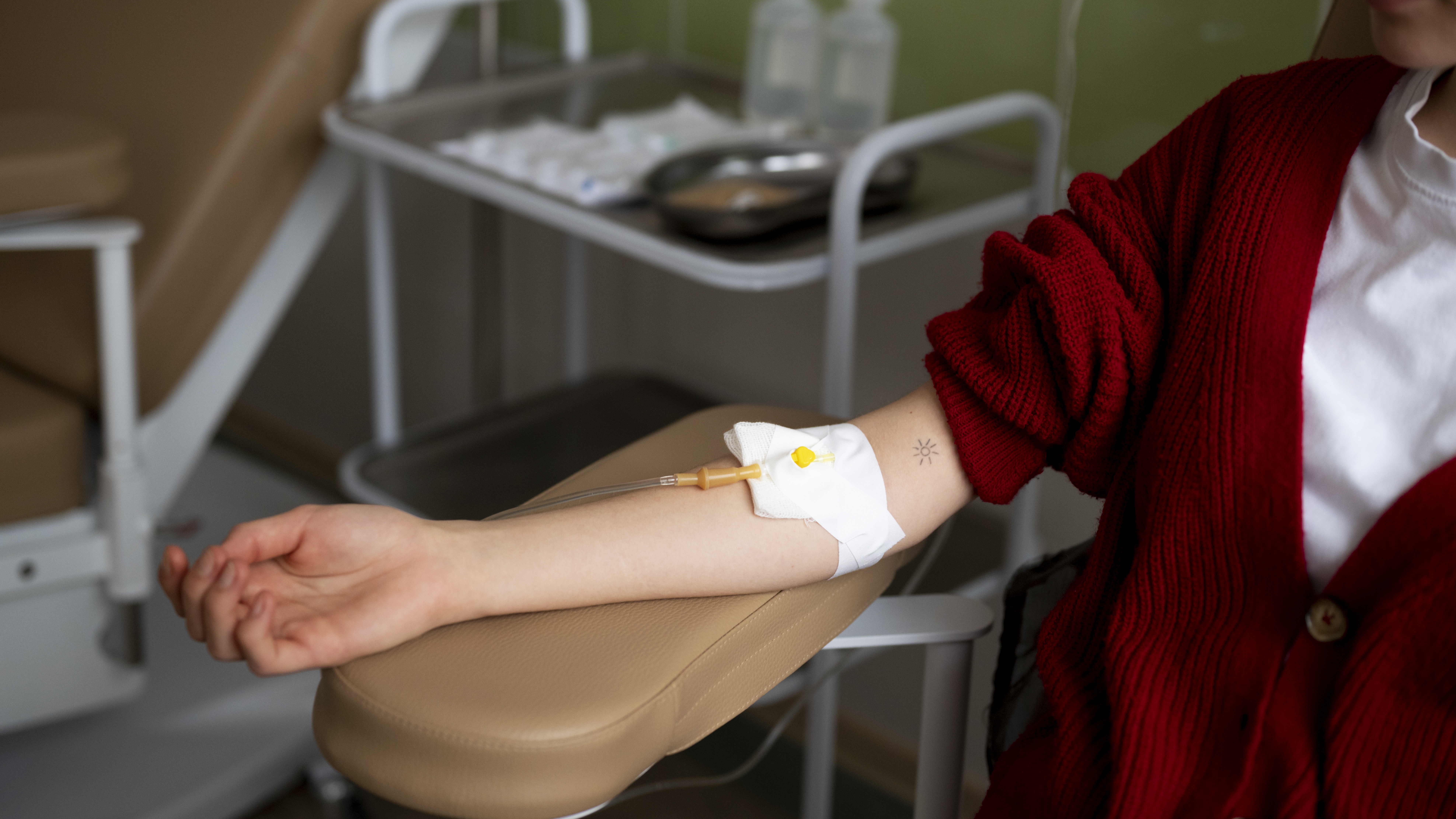 Việc truyền máu phải đảm bảo sự tương thích giữa nhóm máu người hiến và người nhận