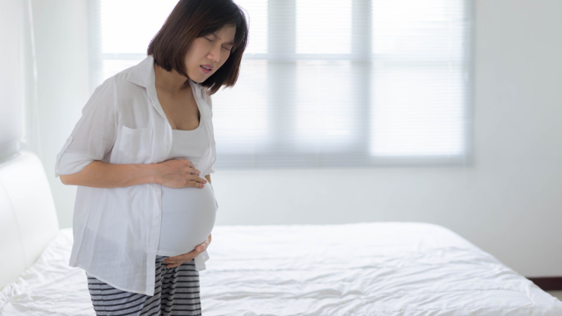 Mẹ cần theo dõi cơ thể, đi khám ngay khi xuất hiện ra máu, đau bụng nhiều hay mệt mỏi