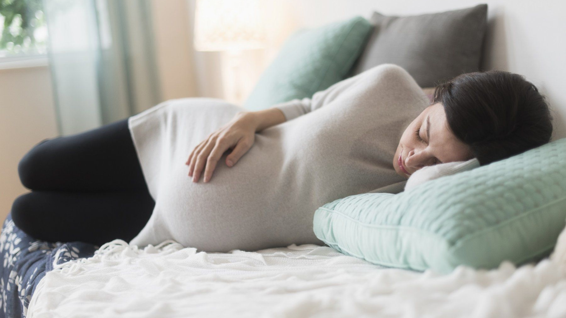 Mẹ bầu cần tránh vận động mạnh, sắp xếp thời gian nghỉ ngơi hợp lý để bảo vệ sức khỏe mẹ và bé