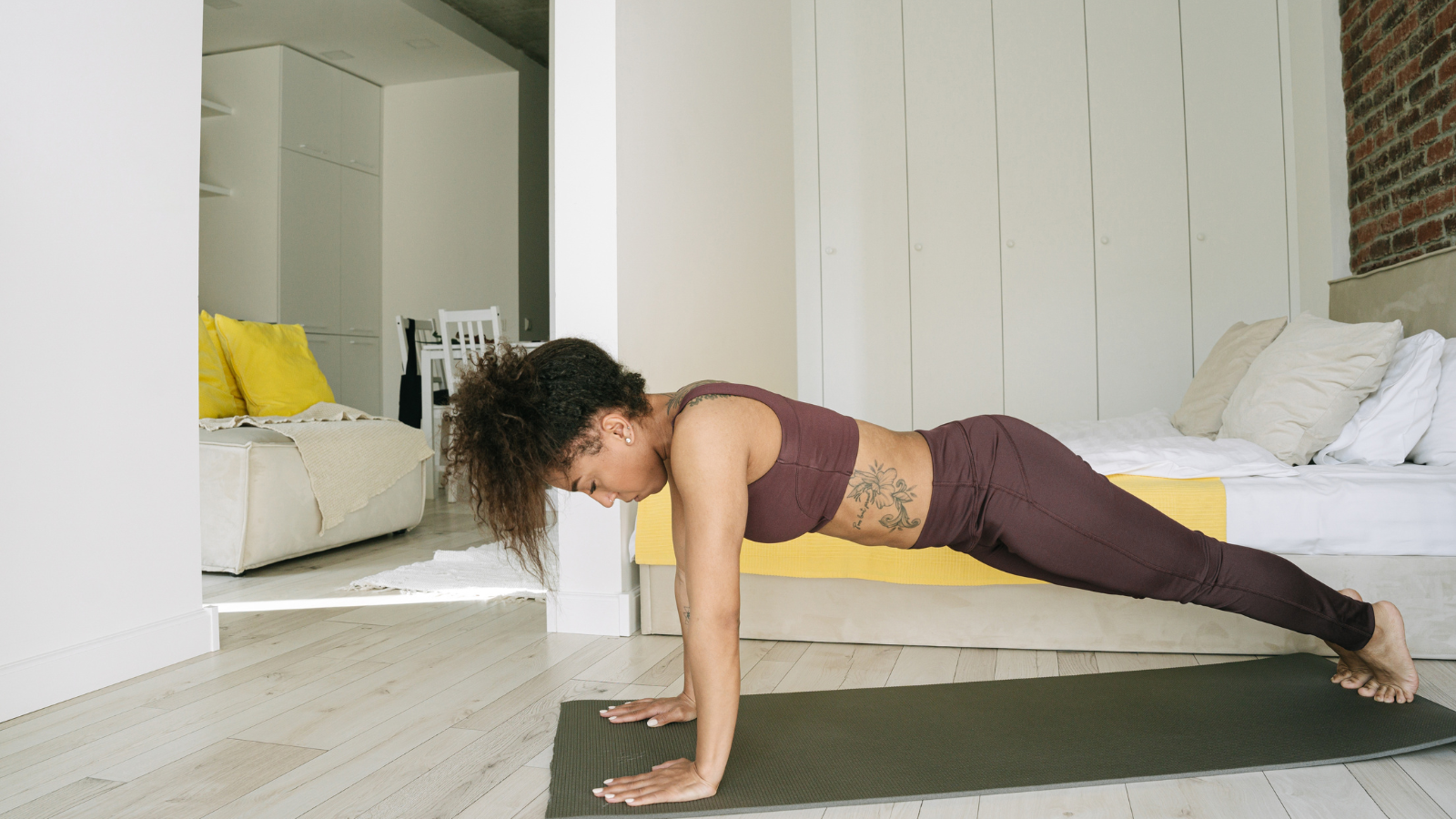 Hiểu rõ&nbsp;plank có tác dụng gì giúp bạn cải thiện vóc dáng và sức khỏe cột sống hiệu quả