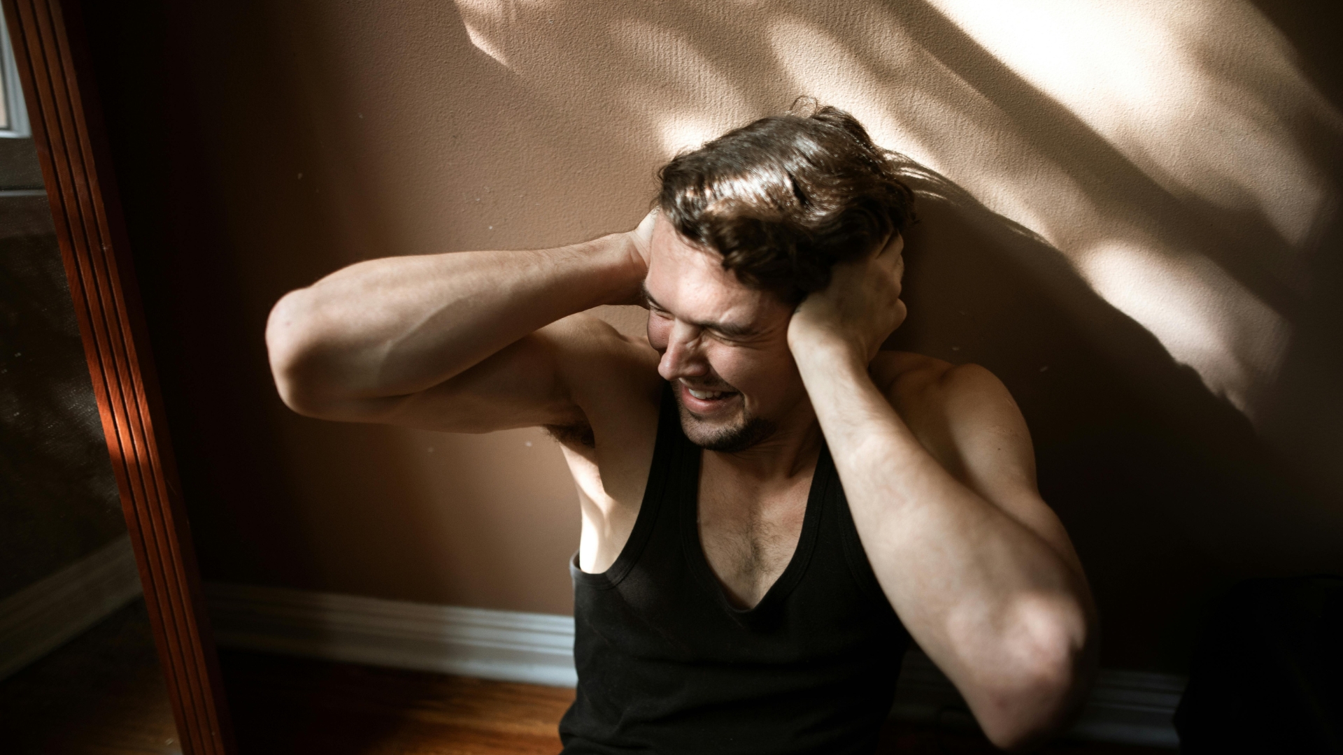 Sang chấn tâm lý hoặc căng thẳng kéo dài khiến người bệnh liên tục lặp lại suy nghĩ tiêu cực