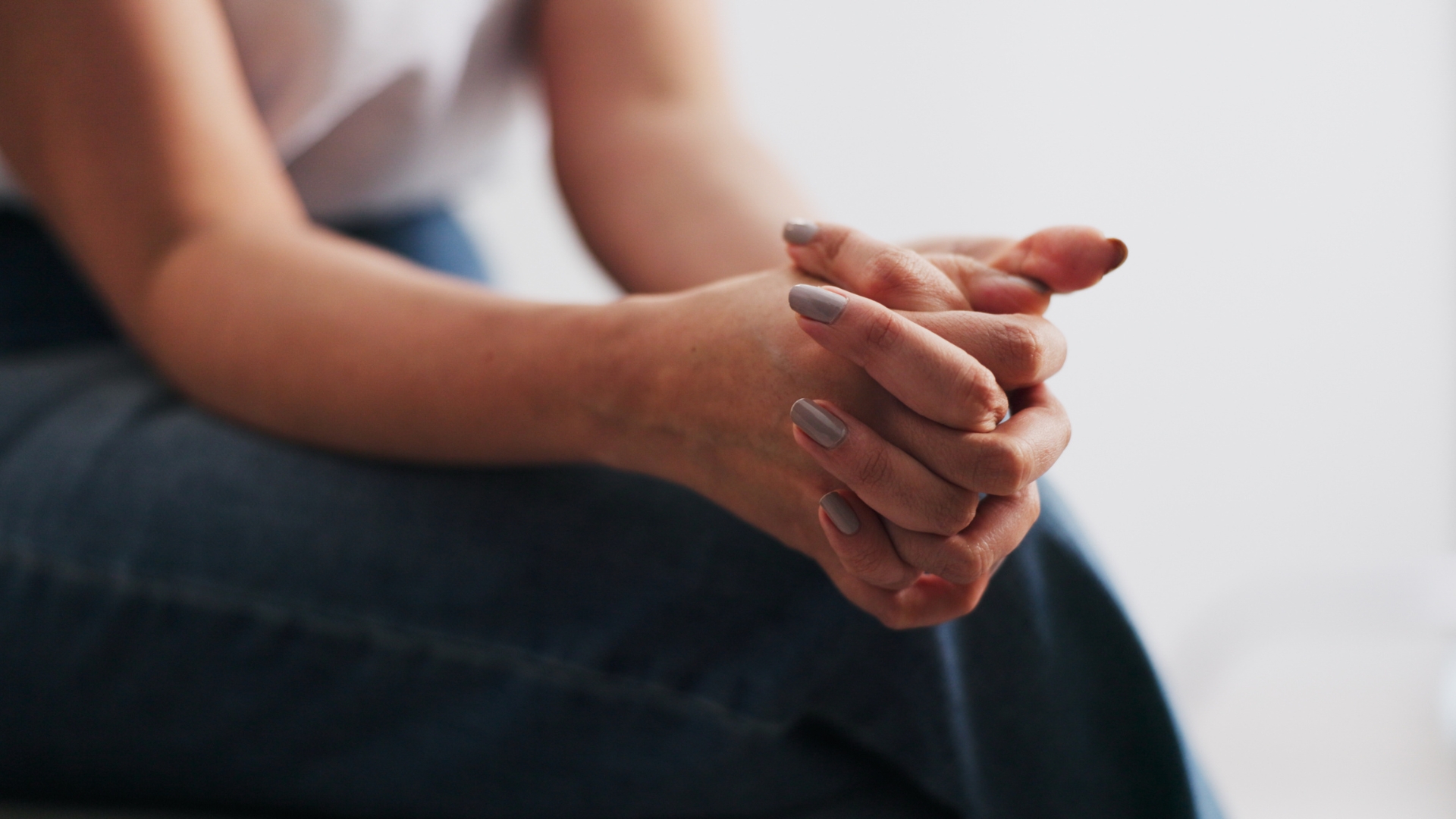 Sống khép kín, hạn chế giao tiếp, dễ căng thẳng, lo âu có thể là những dấu hiệu về hành vi và cảm xúc