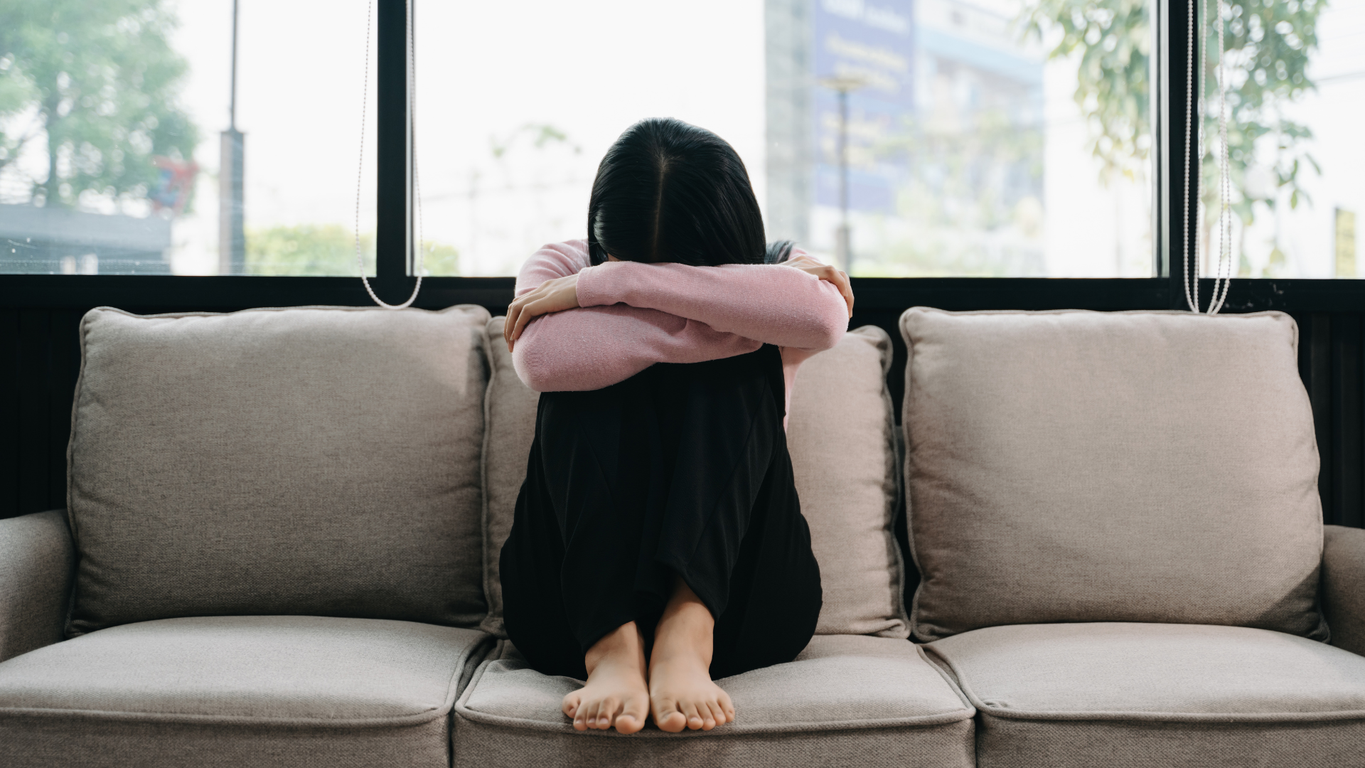 Tự ngược đãi bản thân là hành vi có thể diễn ra âm thầm nhưng lại ảnh hưởng đáng kể đến sức khỏe thể chất và tinh thần