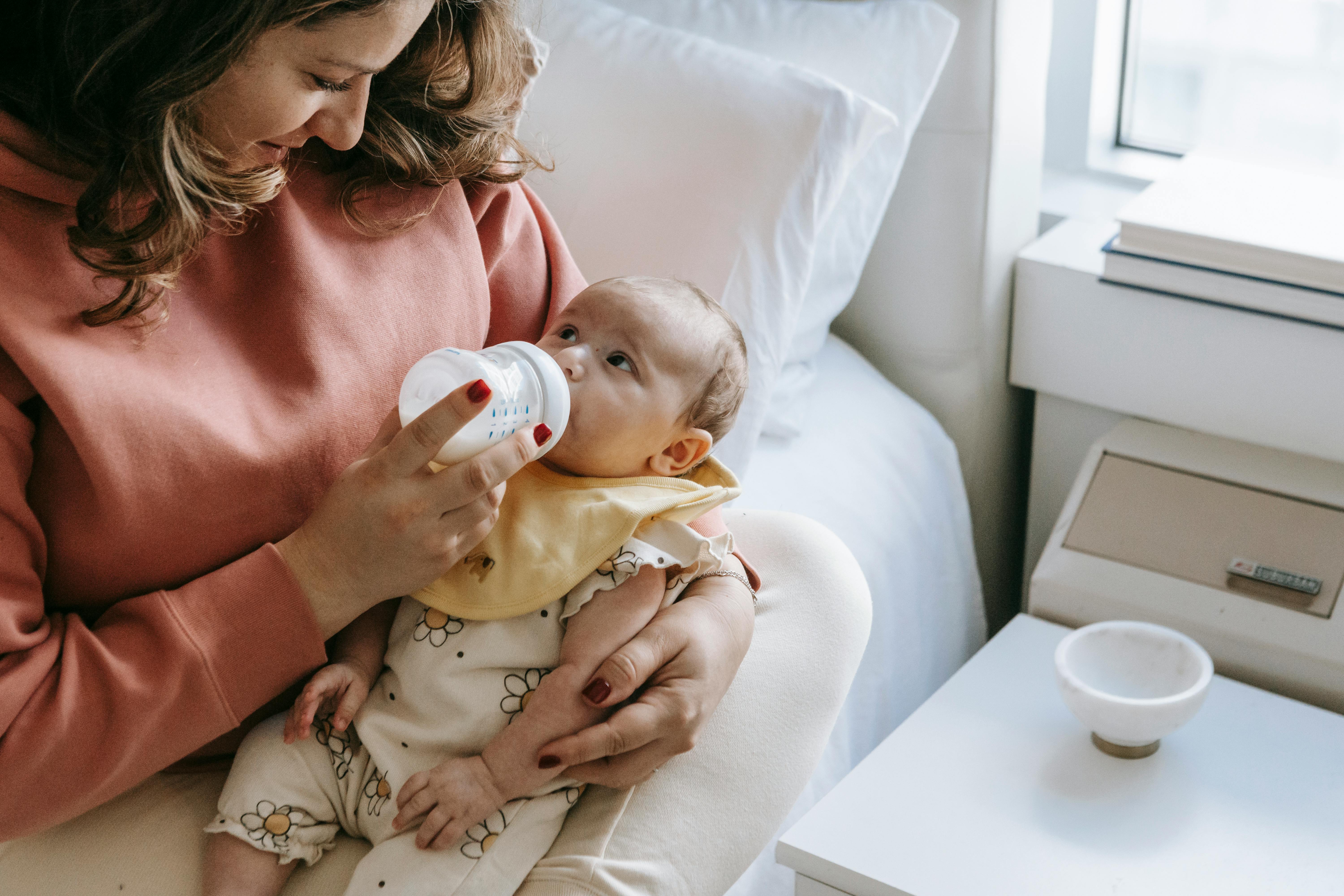 Tư thế cho trẻ sơ sinh bú bình đúng cách, tránh bị sặc  1