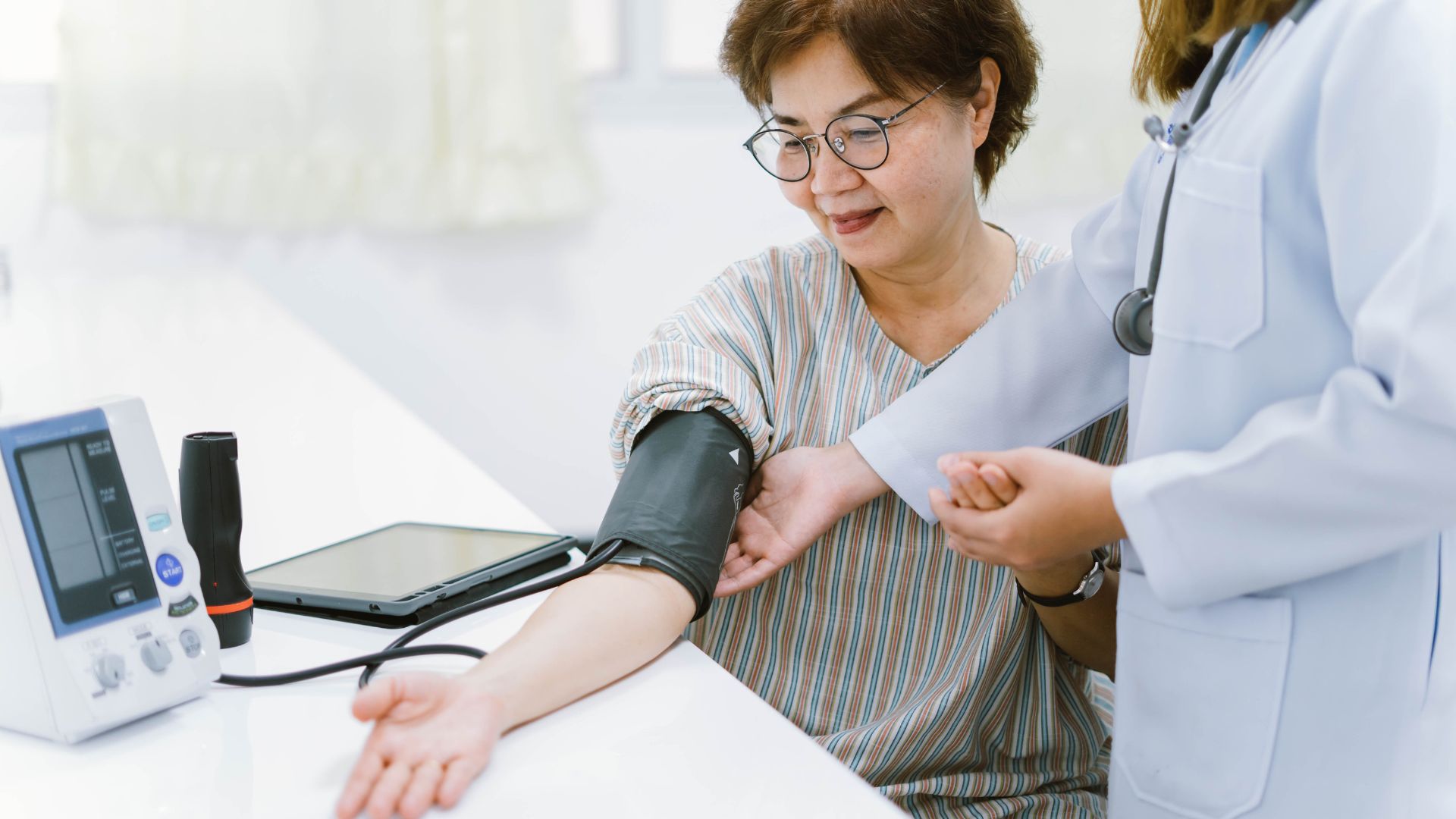Tụt huyết áp khi ngủ: Nguyên nhân, dấu hiệu và cách phòng ngừa hiệu quả 1