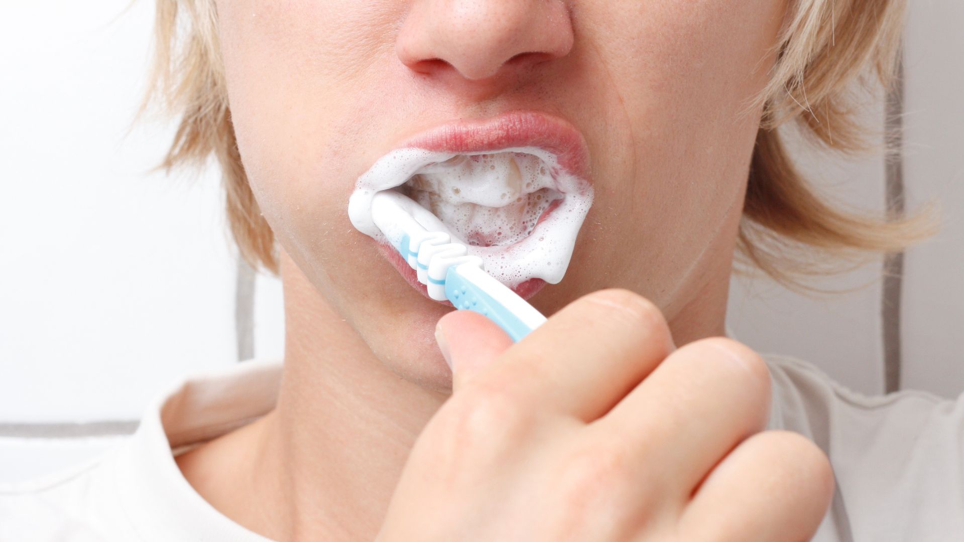 Chải răng quá mạnh hoặc sai cách khiến nướu tụt nhanh hơn