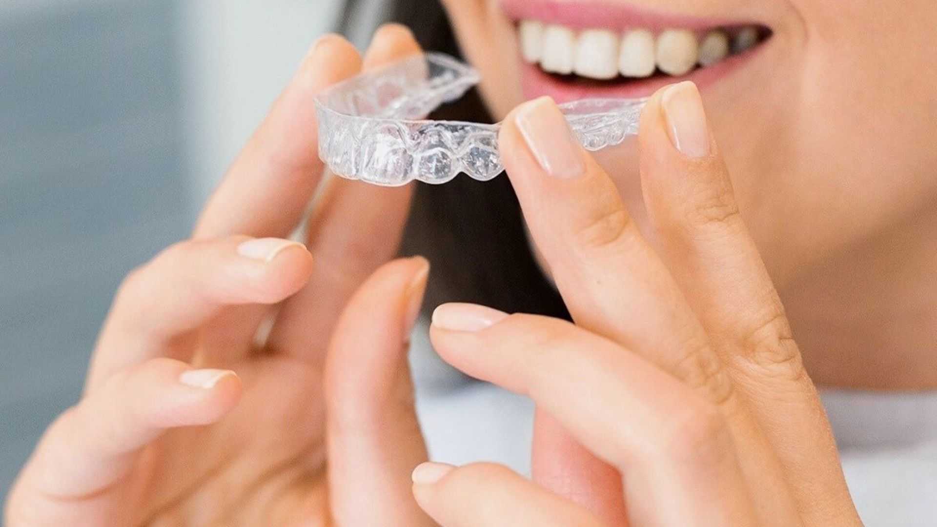 Sử dụng máng bảo vệ răng khi ngủ giúp hạn chế nghiến răng và cải thiện tụt lợi