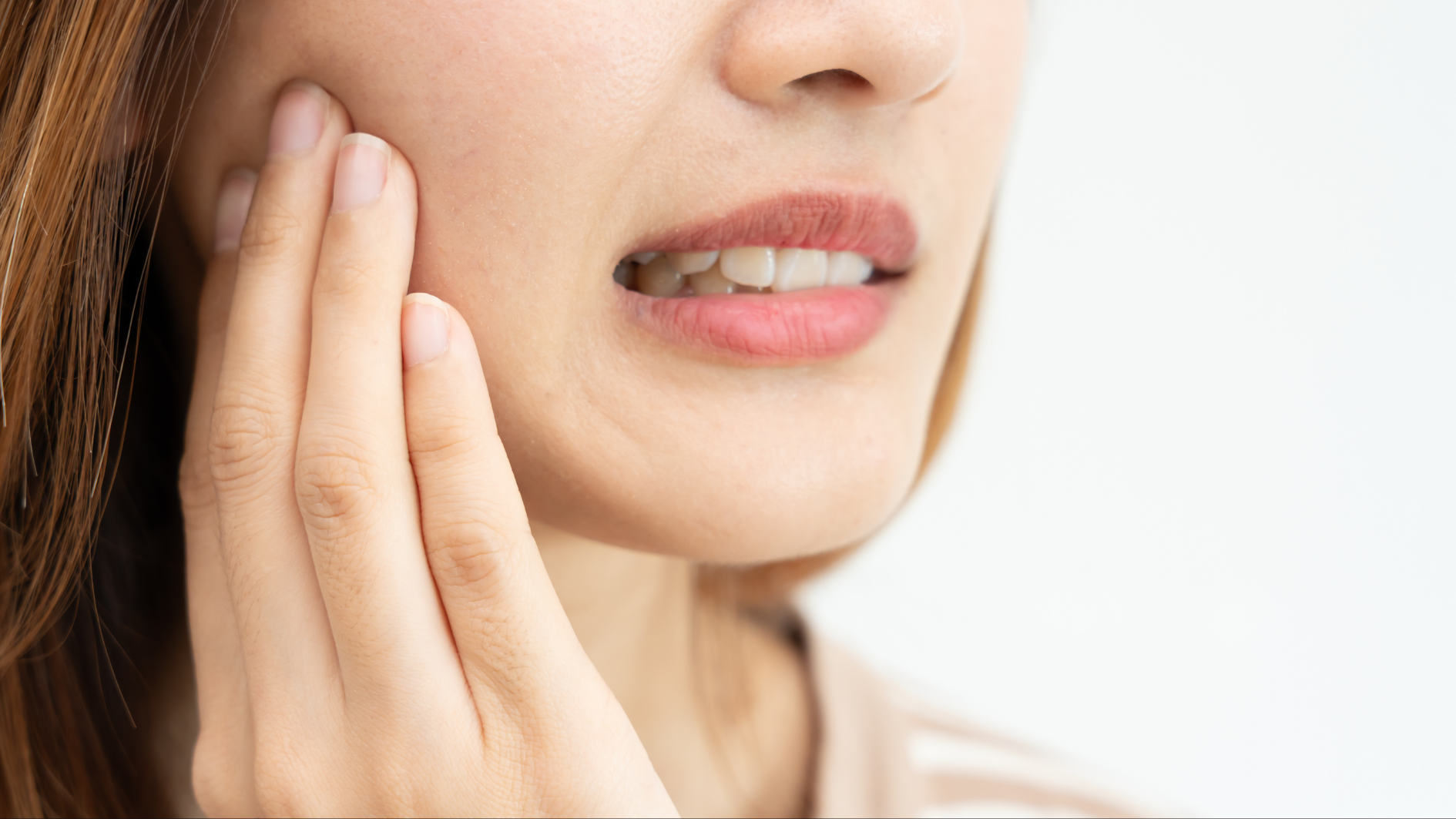 Răng ê buốt là dấu hiệu điển hình của tụt lợi