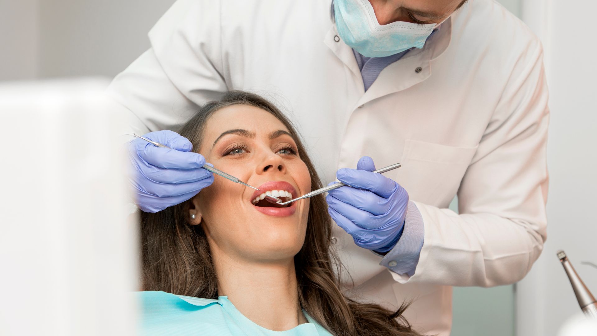 Bạn nên tái khám nha khoa định kỳ 6 tháng/lần để phát hiện sớm bệnh lý răng miệng