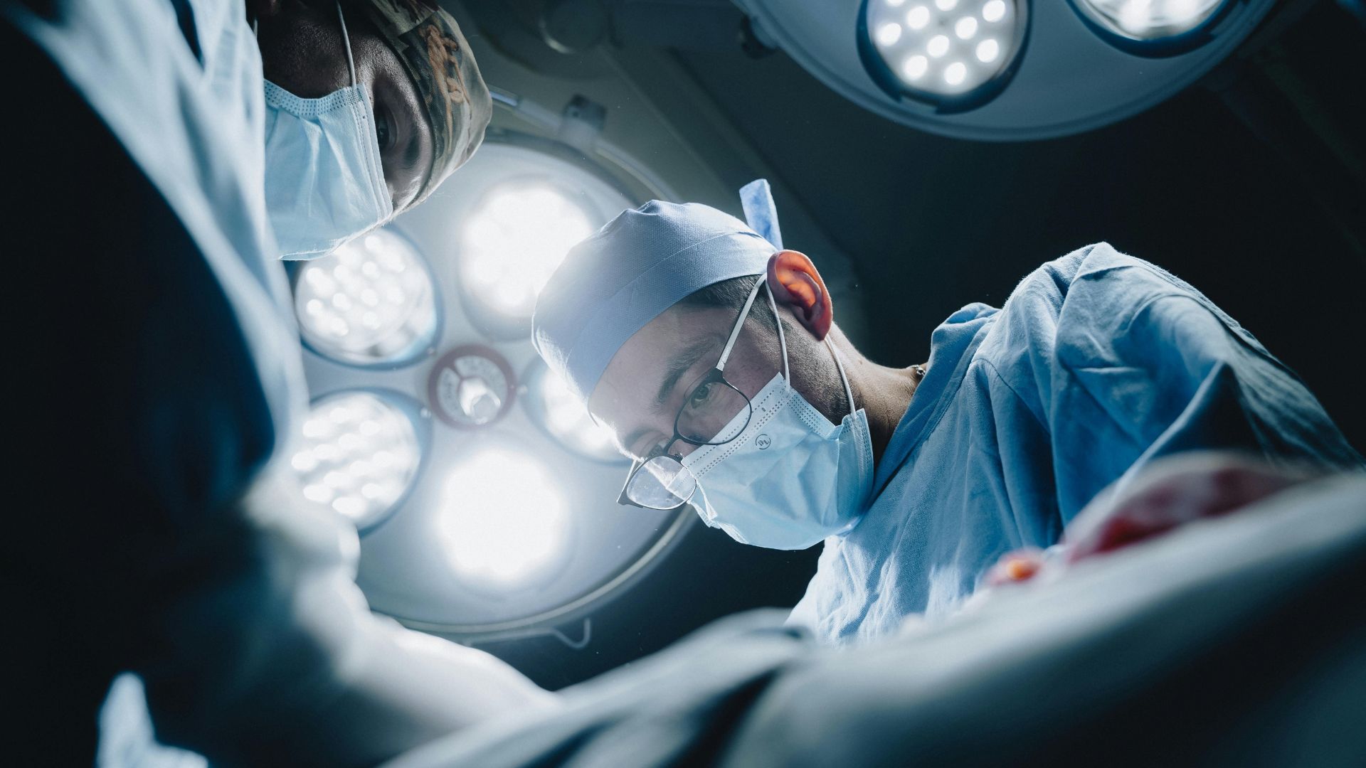 Phẫu thuật cắt toàn bộ tuyến giáp có thể được chỉ định nếu TIRADS 4 là ác tính