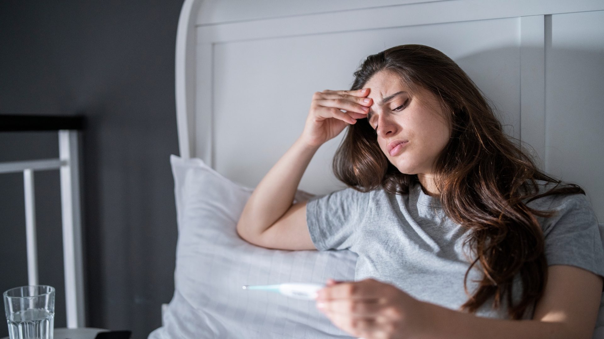 Khi tuyến này bị áp xe, chị em có thể có những triệu chứng toàn thân như sốt cao, ớn lạnh