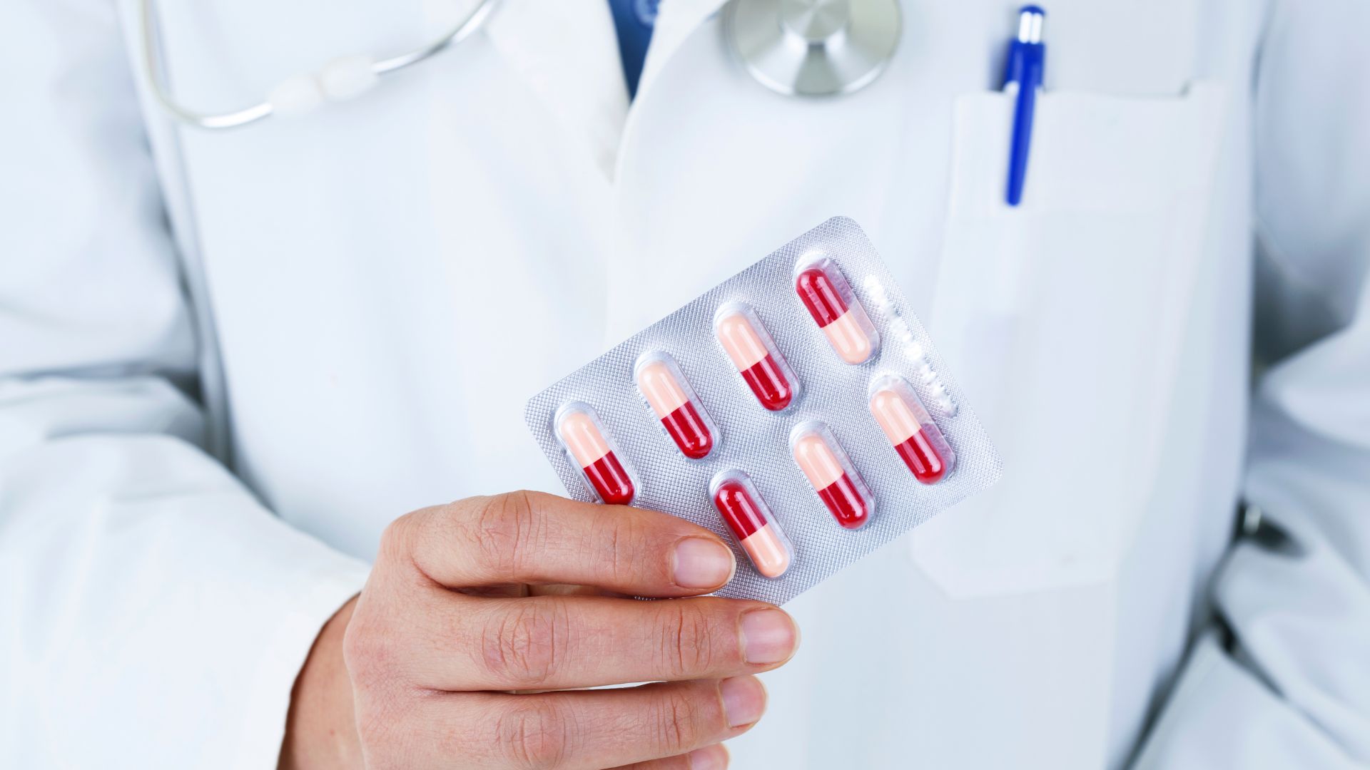 Bác sĩ có thể chỉ định bạn sử dụng thuốc kháng sinh nếu khối u có dấu hiệu sưng đau