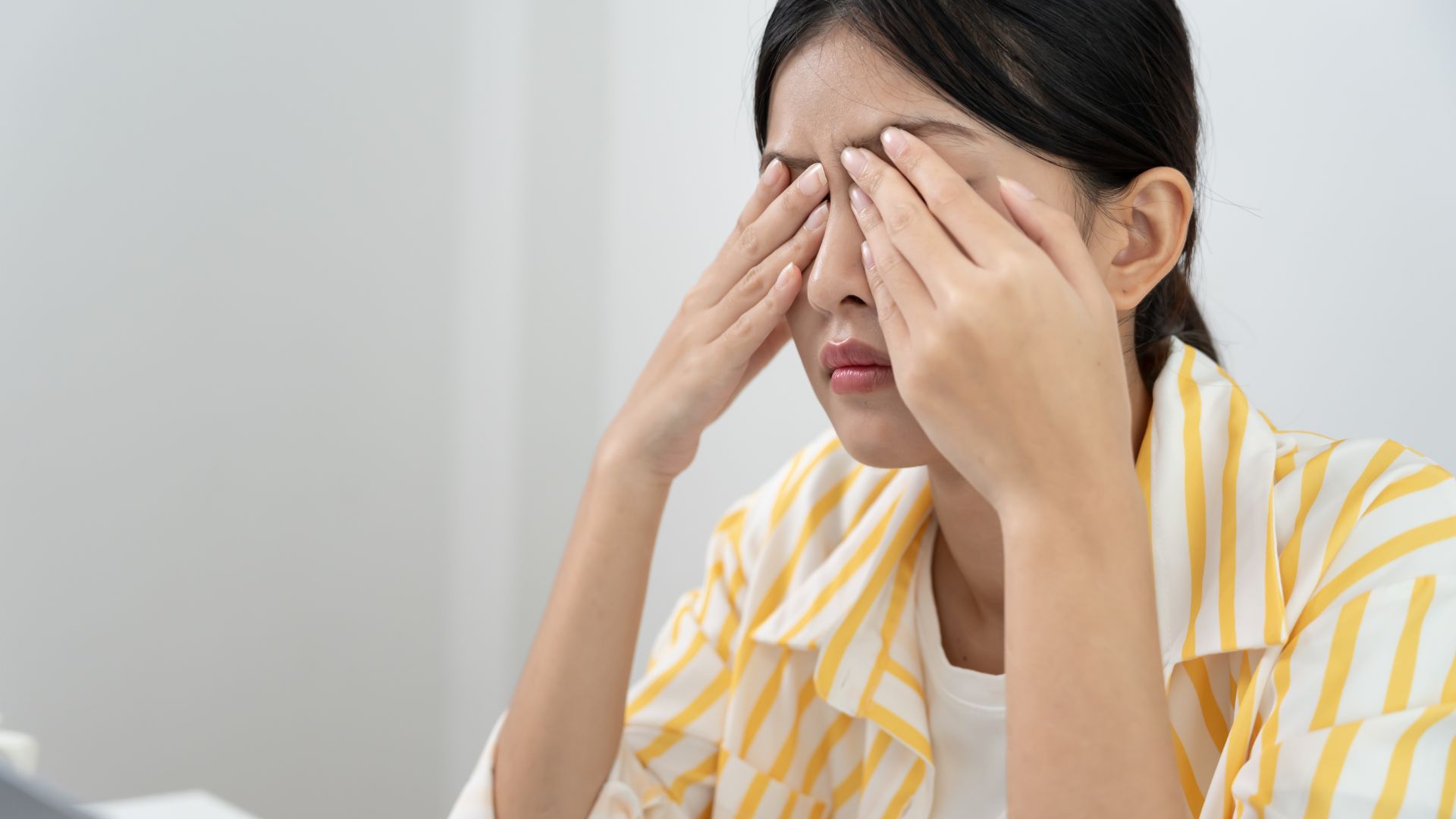 Thói quen dụi mắt thường xuyên có thể là nguyên nhân dẫn đến u bã đậu hình thành ở mắt