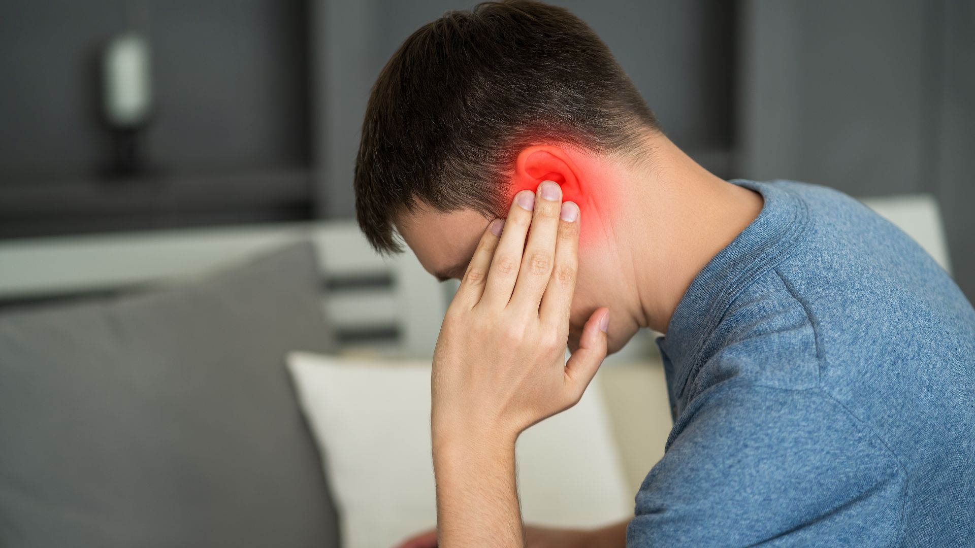 U bã đậu ở tai bị viêm có thể gây sưng đau và chảy mủ