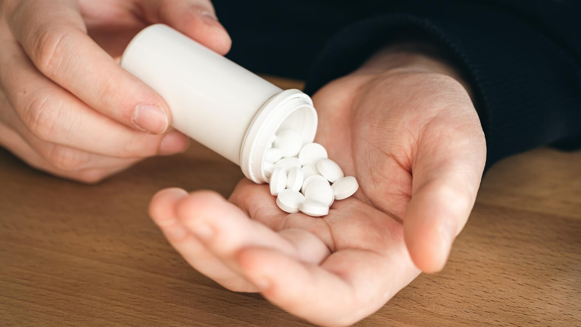 Người bệnh không nên tự ý sử dụng các loại thuốc giảm đau hoặc các loại thuốc khác mà không có sự hướng dẫn của nhân viên y tế