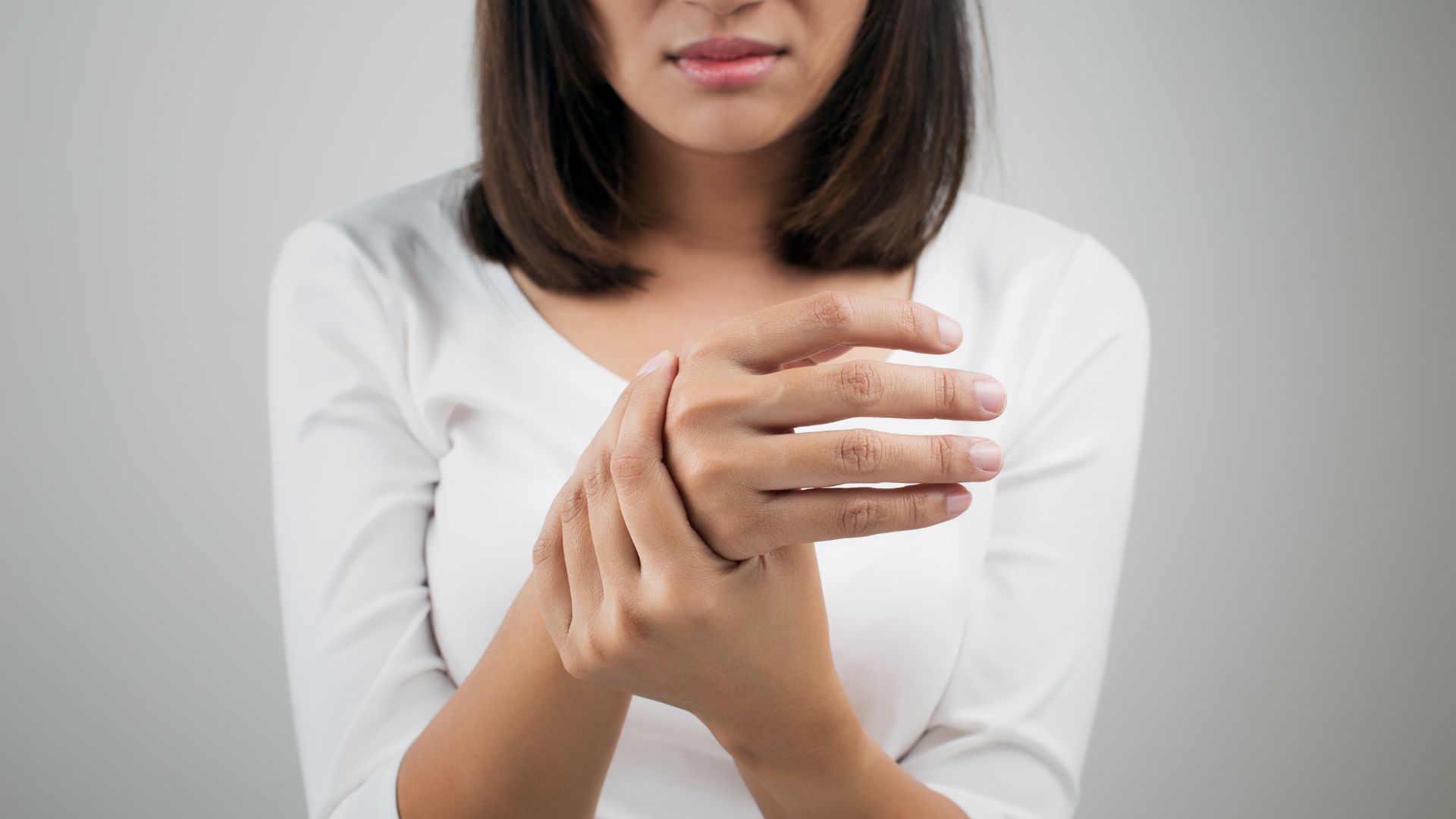 U mỡ cánh tay có thể gây đau hoặc tê nếu nằm sâu hoặc gần dây thần kinh