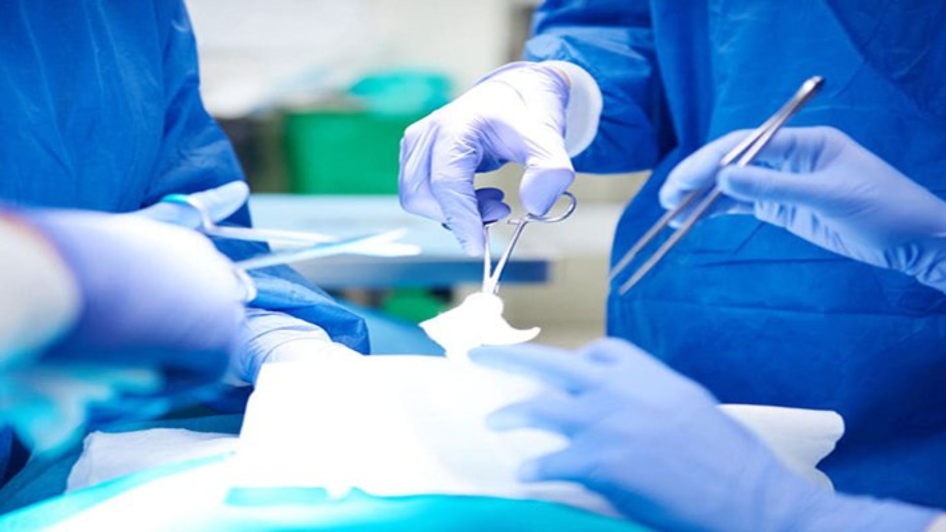 Phẫu thuật cắt bỏ u mỡ thường được chỉ định trong trường hợp khối u có kích thước lớn