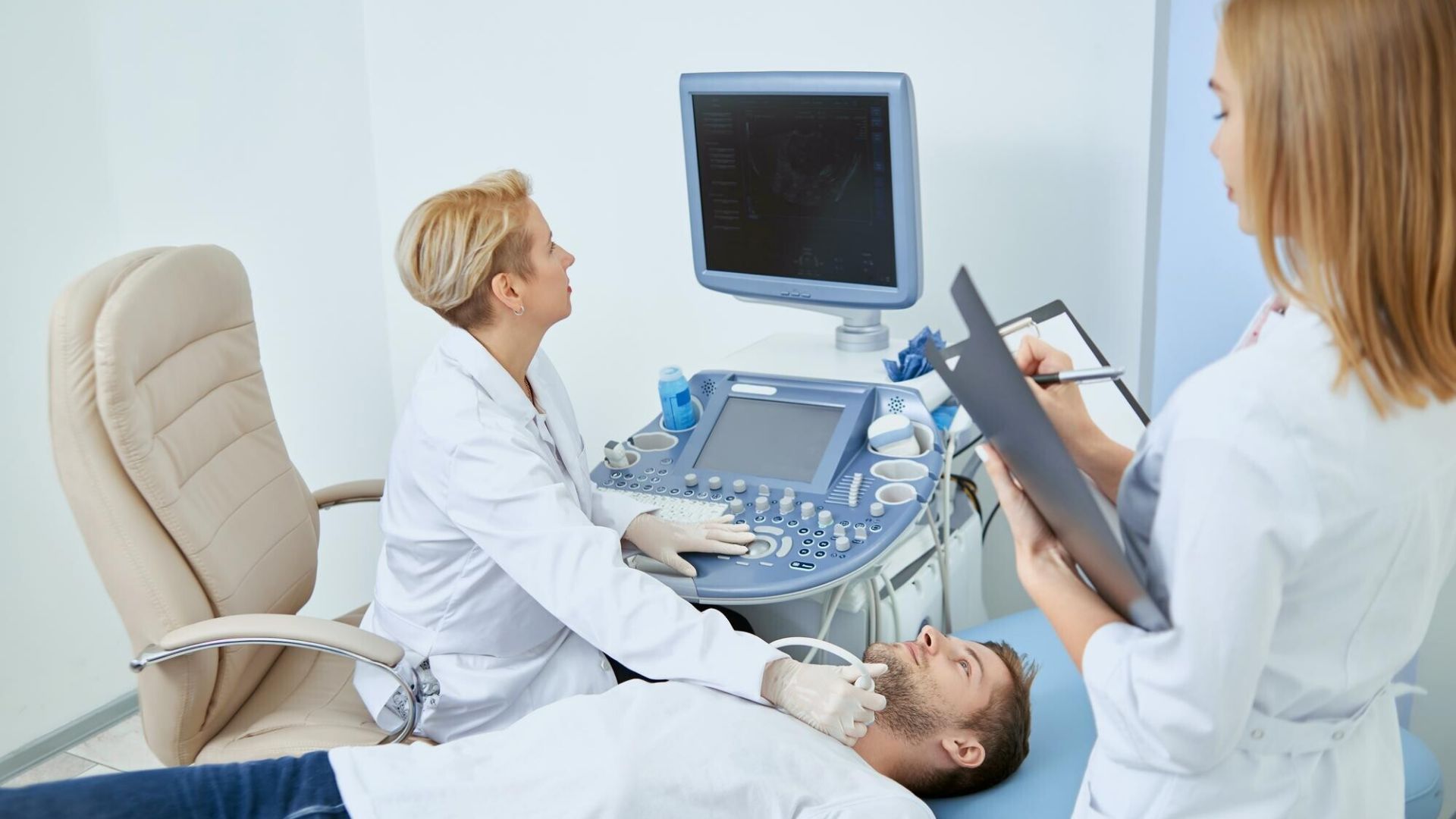 Siêu âm vùng cổ là một trong các bước hỗ trợ chẩn đoán u mỡ ở cổ