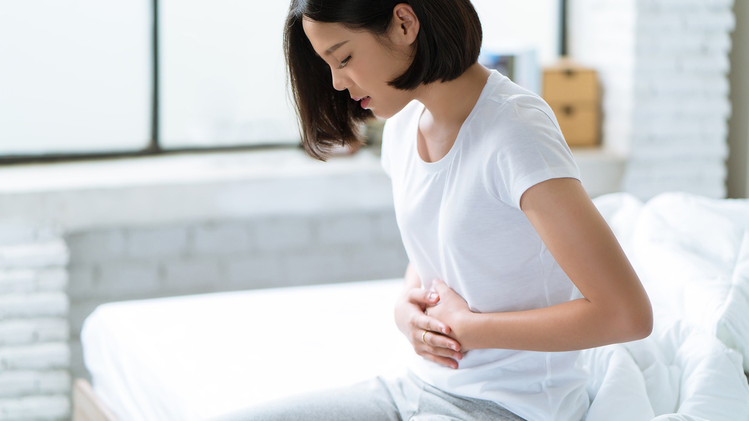 U nang bì buồng trứng có thể gây tình trạng đau hoặc khó chịu vùng bụng dưới