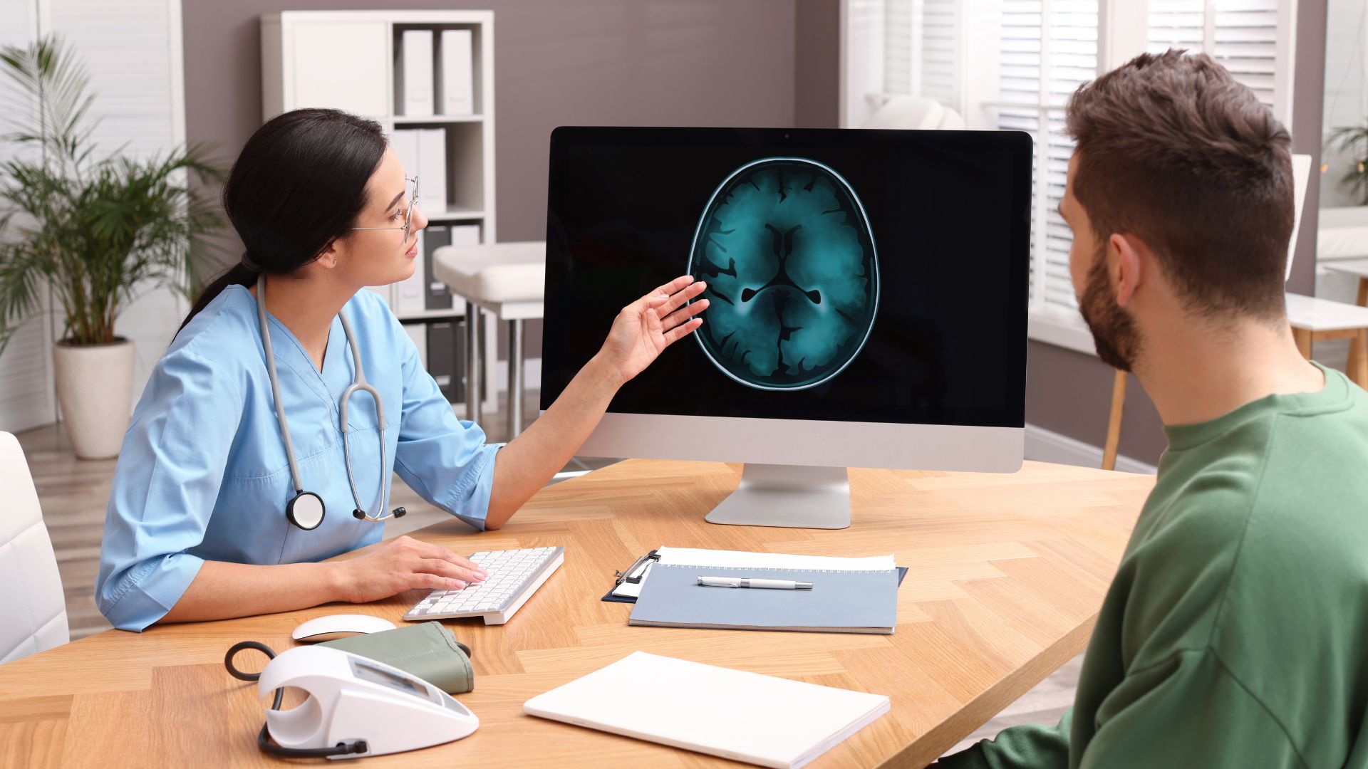 Người có tiền sử gia đình mắc u não nên theo dõi các triệu chứng thần kinh bất thường và khám chuyên khoa khi cần