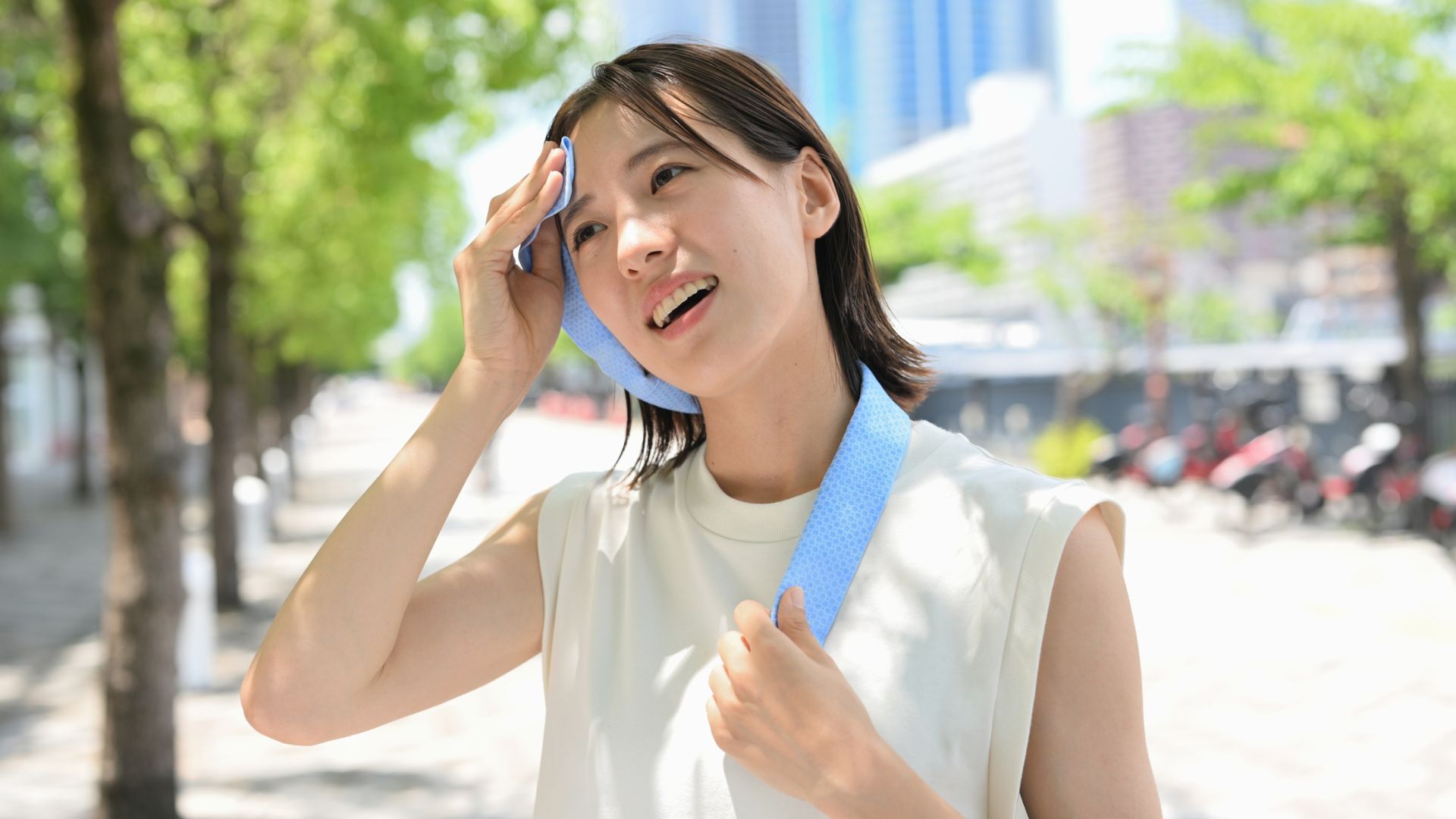 Môi trường nóng ẩm có thể ảnh hưởng đến hoạt động tiết mồ hôi trên da