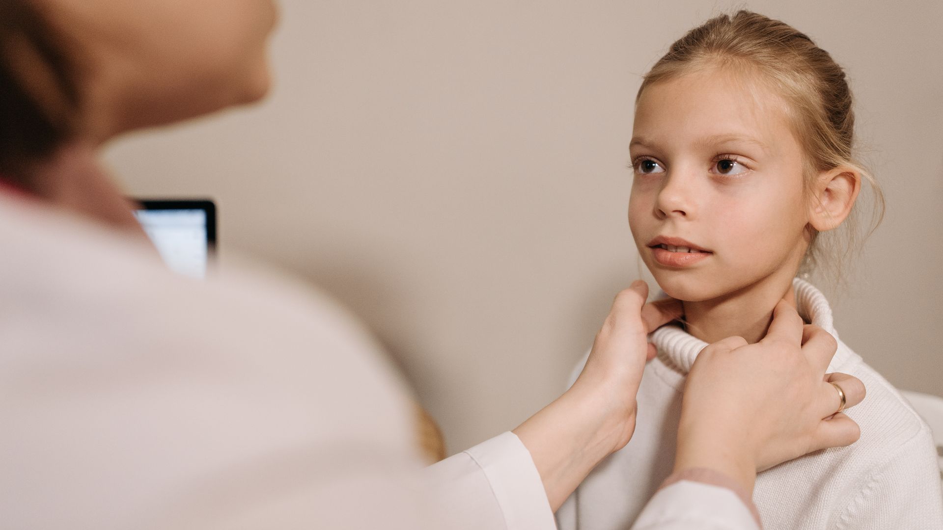 Khám lâm sàng giúp kiểm tra cổ, hạch vùng để tìm dấu hiệu di căn hoặc lan rộng