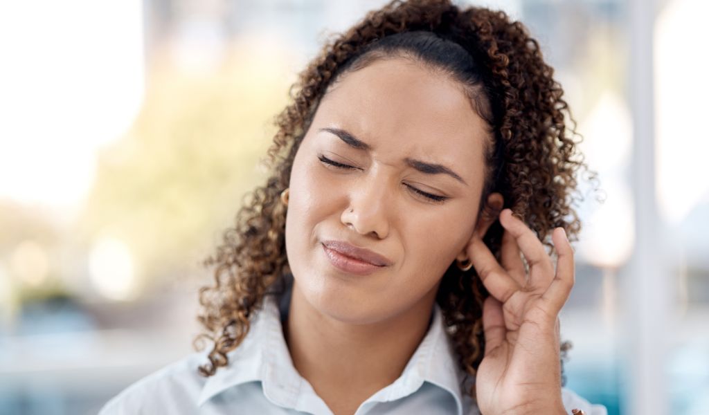 Tự nhiên bị ù tai phải làm sao? 1