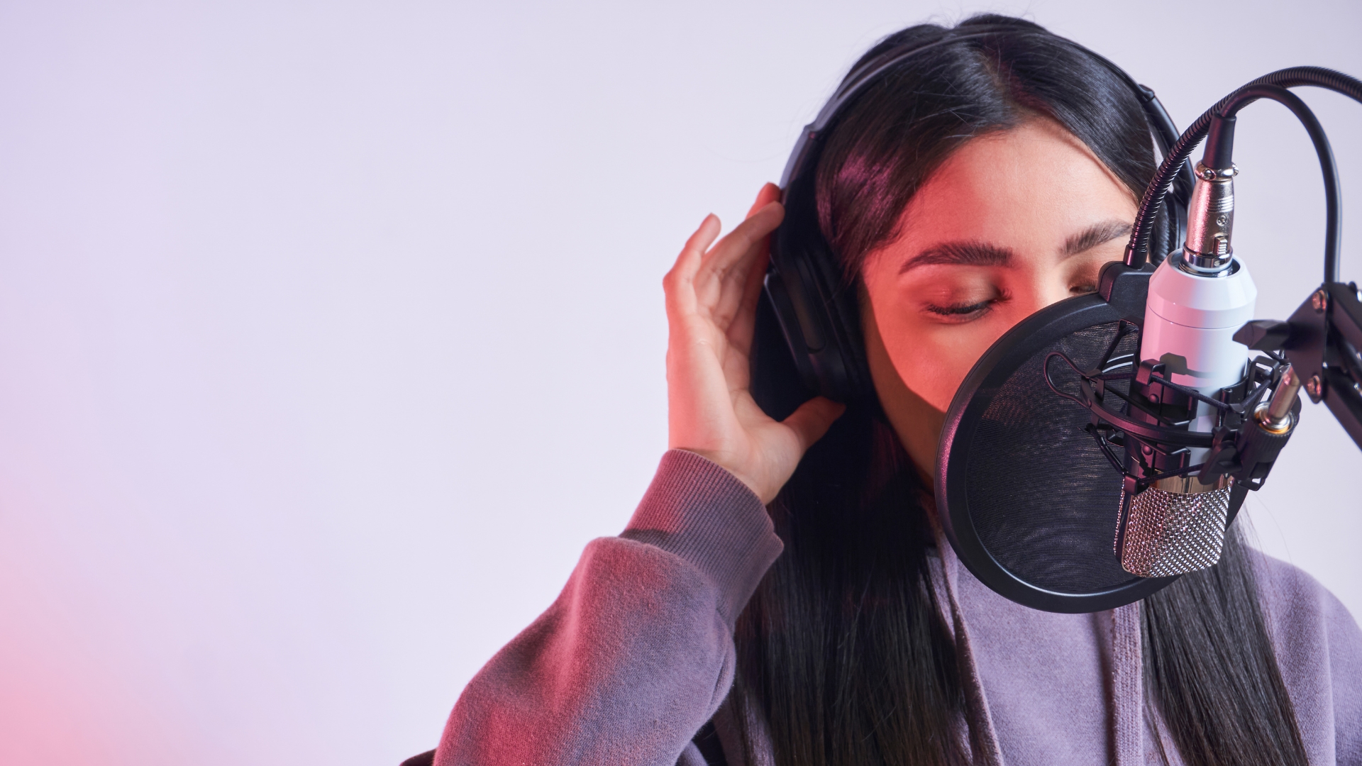 Nghe nhạc với âm lượng cao trong thời gian dài có thể gây tổn thương tế bào thính giác, dẫn đến ù tai một bên hoặc hai bên