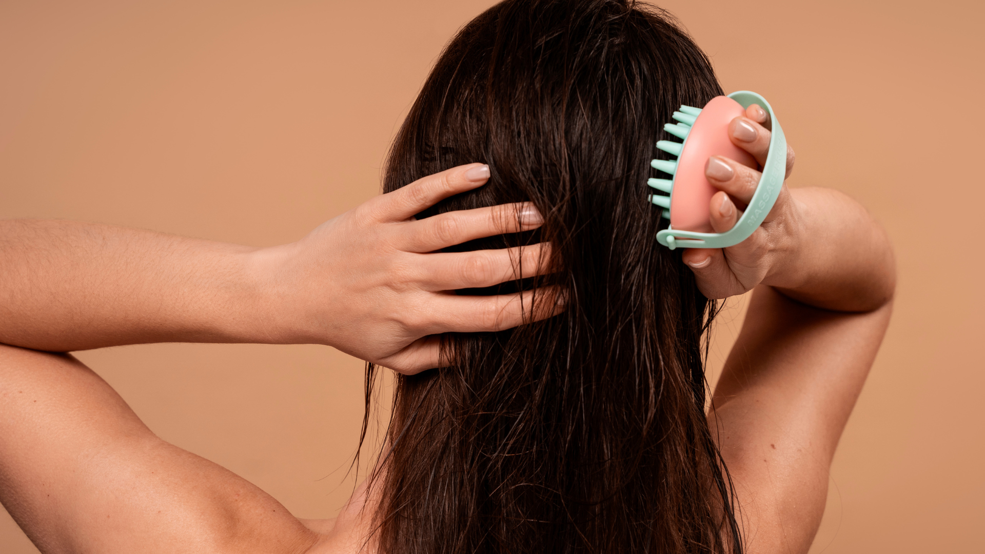 Massage giúp dầu dừa phân bố đều hơn trên tóc và tạo cảm giác thư giãn cho da đầu