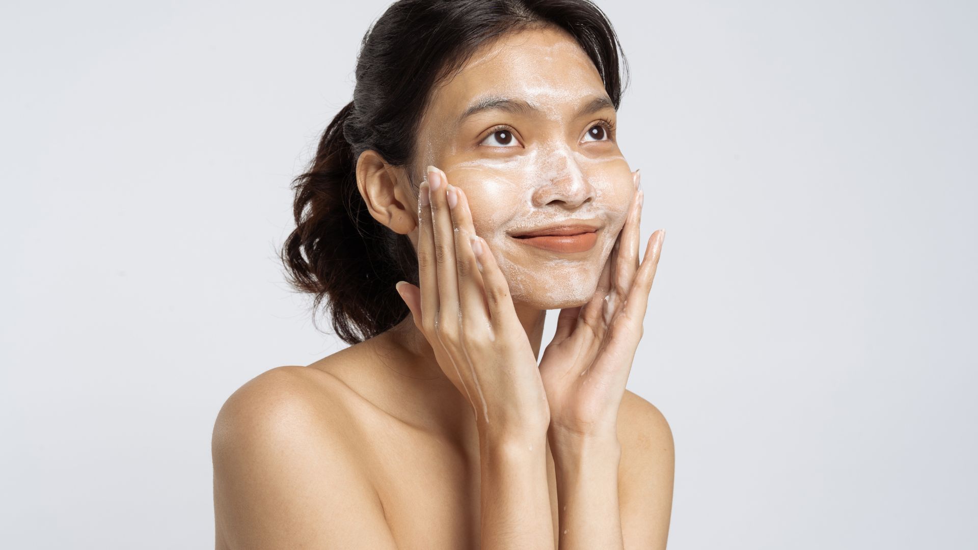 Vệ sinh da sạch sẽ giúp phòng ngừa mắc u tuyến bã nhờn