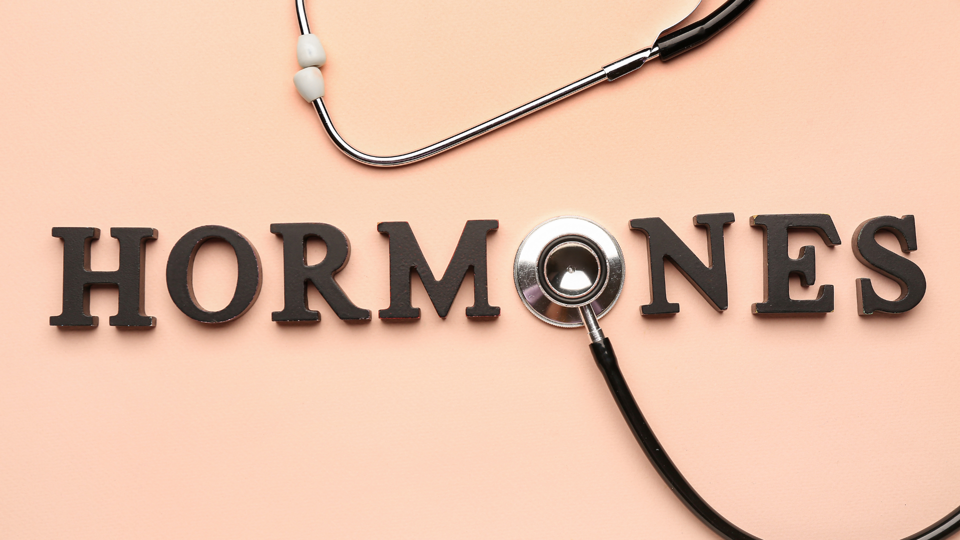 Thay đổi hormone trong cơ thể (dậy thì, mang thai, mãn kinh) có thể kích thích tuyến giáp tăng sinh