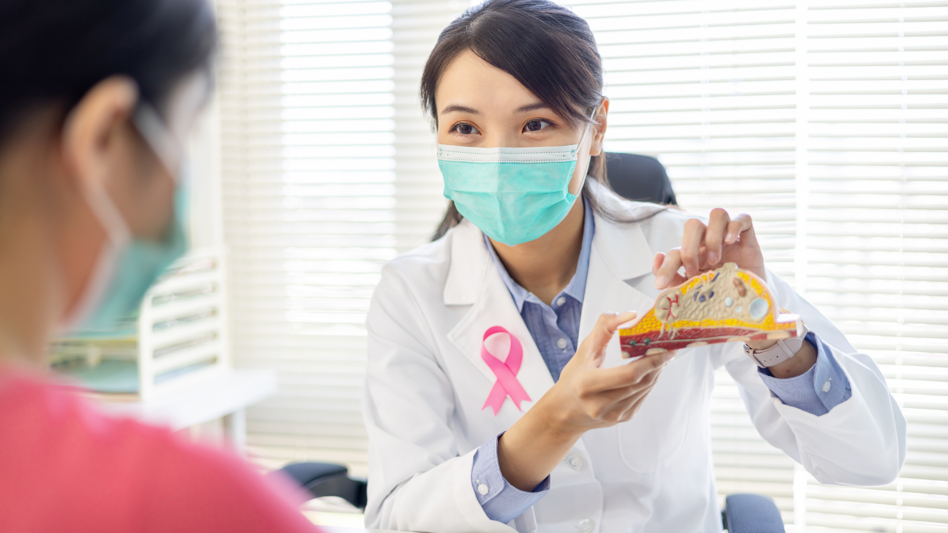 Sau sinh thiết vú, người bệnh cần tái khám đúng lịch hẹn để bác sĩ kiểm tra vết thương và nhận kết quả