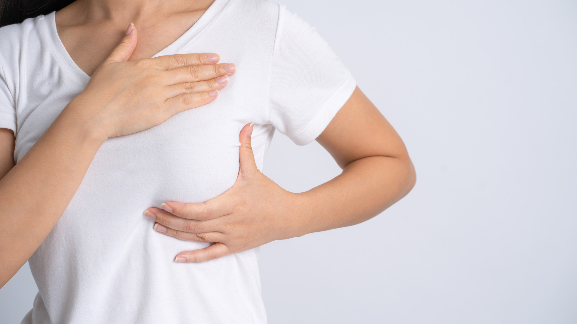 Tự khám vú hàng tháng là thói quen quan trọng để phát hiện sớm bất thường