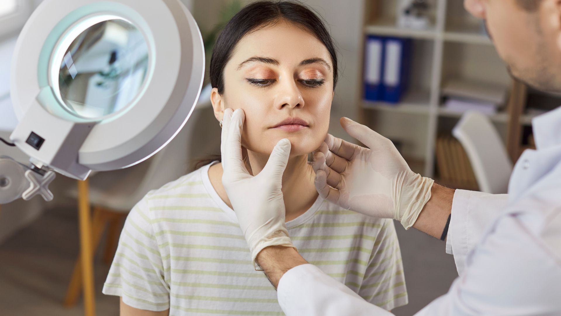 Bác sĩ da liễu sẽ quan sát trực tiếp các tổn thương trên da, đánh giá đặc điểm hình thái