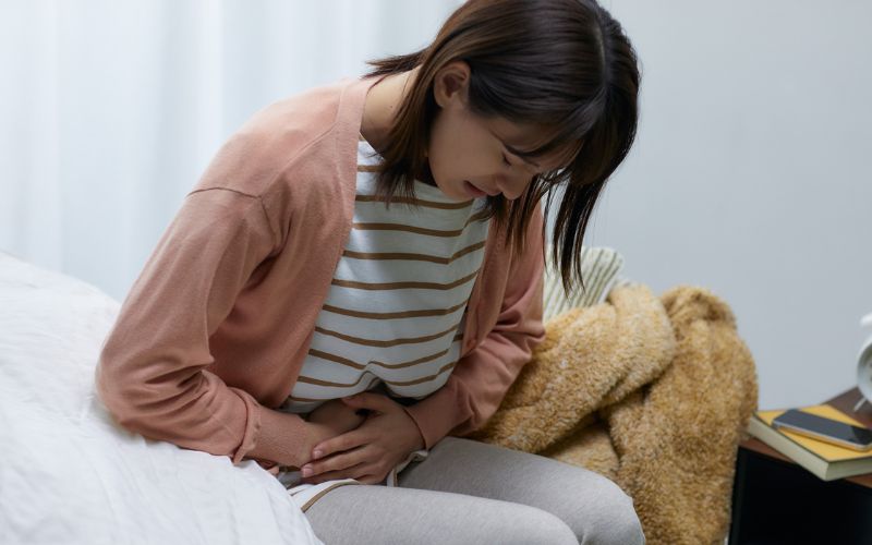 Đau bụng dưới là một trong những triệu chứng do ung thư cổ tử cung gây ra