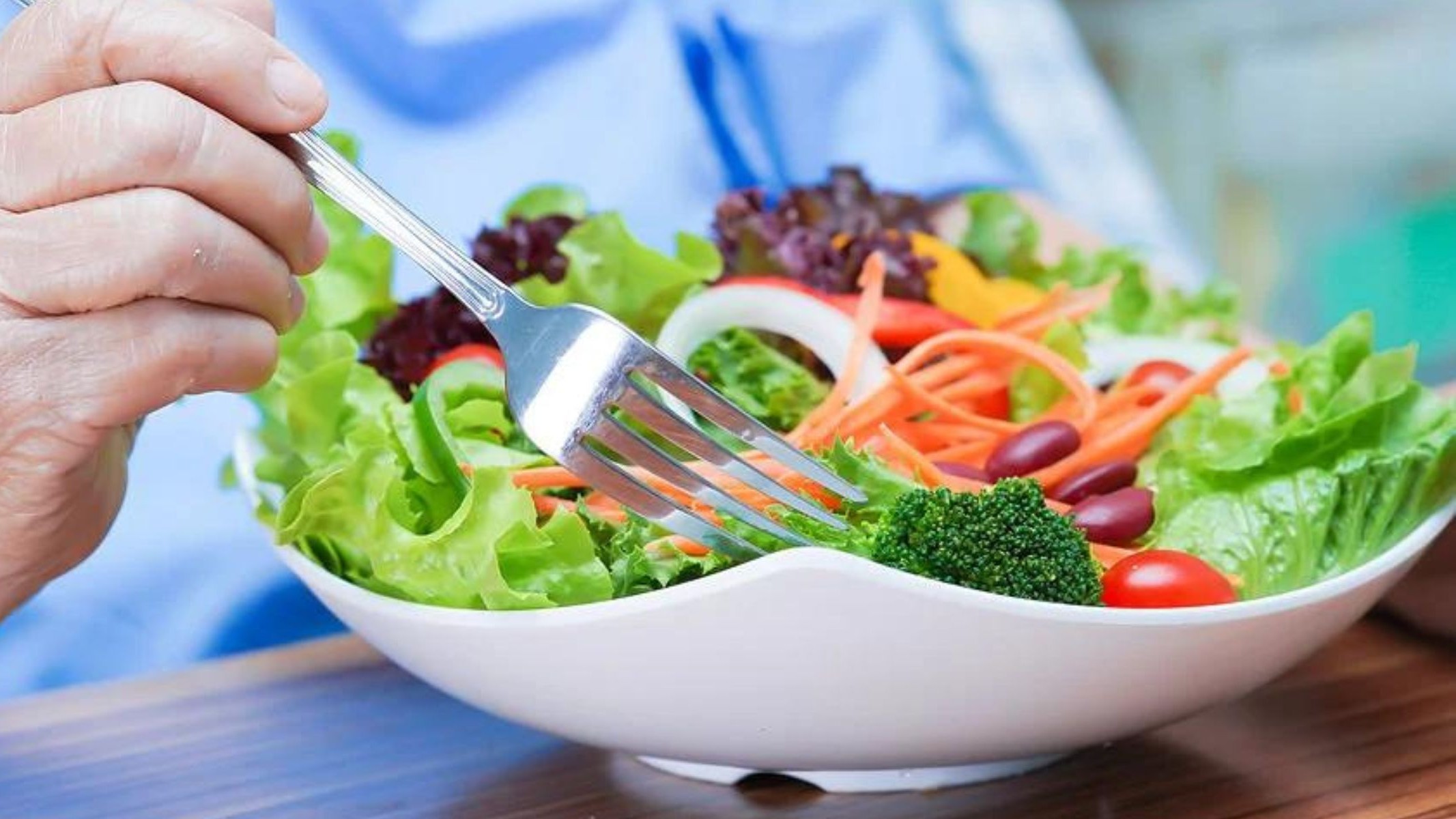 Ưu tiên bổ sung rau xanh, trái cây nhằm bổ sung chất xơ và vitamin, khoáng chất
