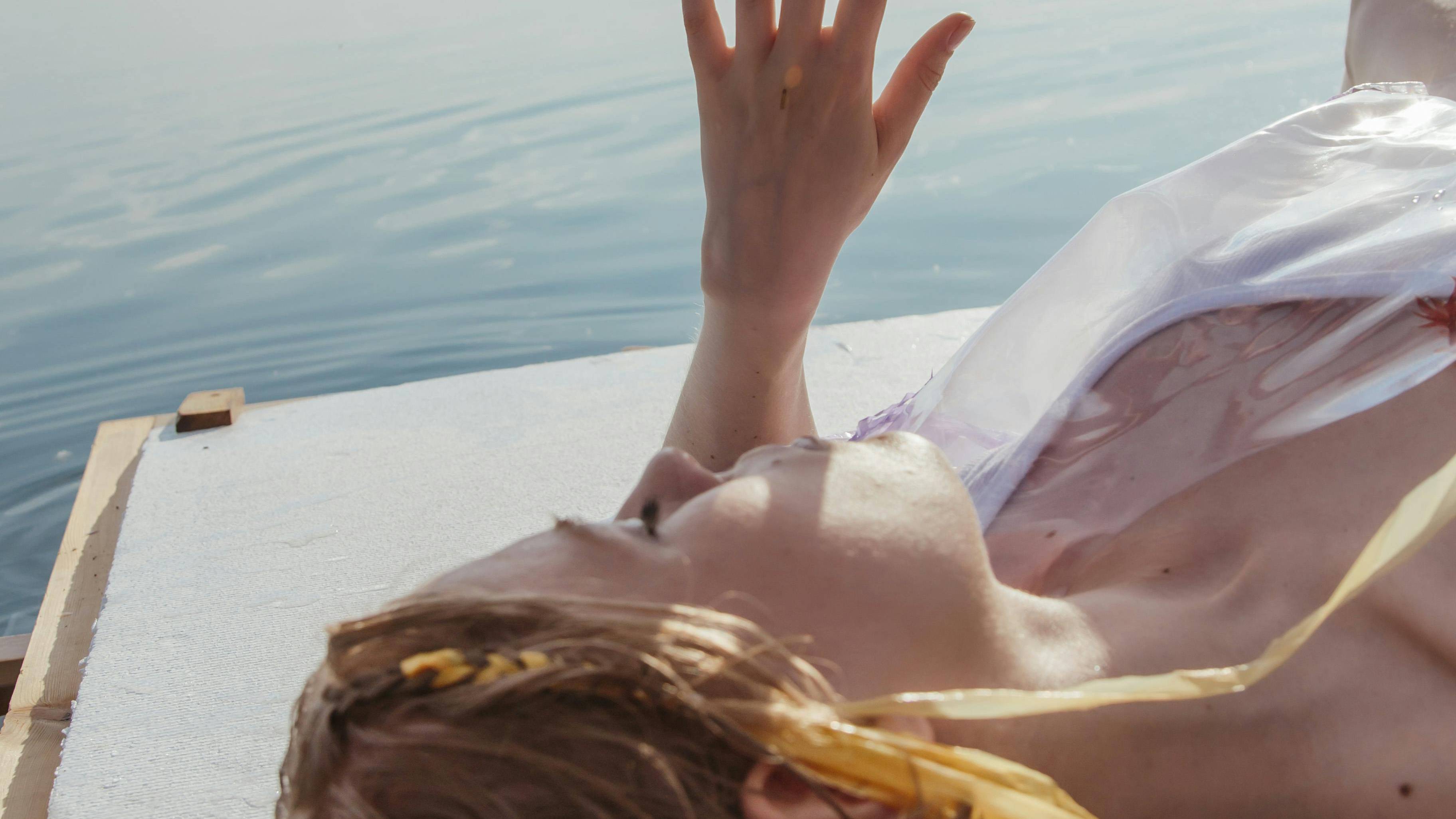 Ung thư tế bào hắc tố có thể do tổn thương từ tia cực tím, phơi nắng kéo dài và cháy nắng nặng từ sớm